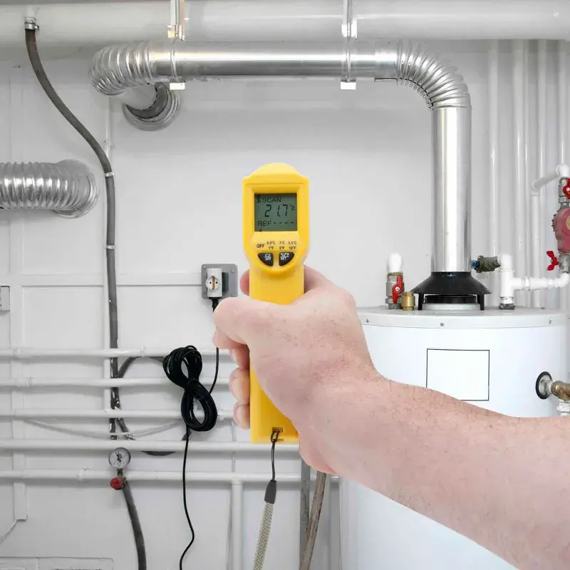 STANLEY STHT0-77365 digitales Thermometer in der Hand misst Rohre im Technikraum.