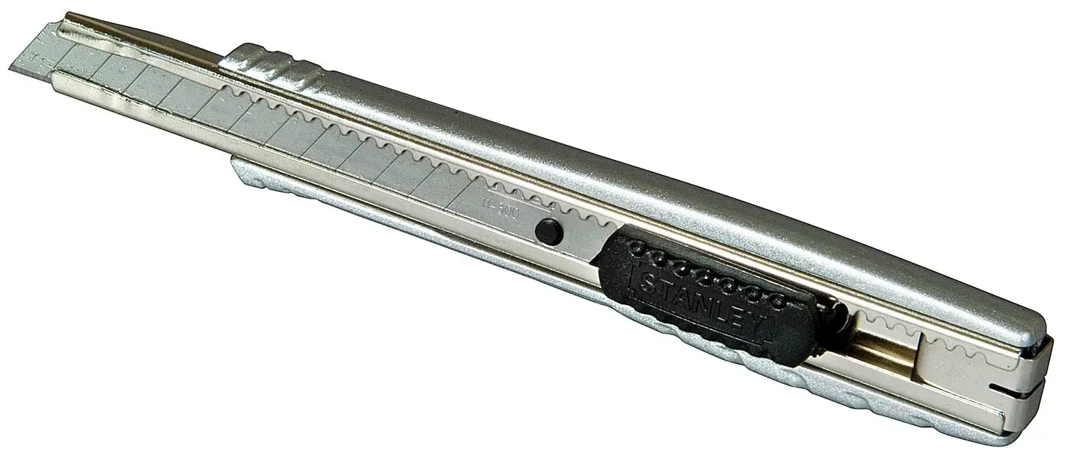 Foto des STANLEY 0-10-411 Cuttermessers mit silbernem Gehäuse und schwarzem Schieber, Seitenansicht auf weißem Hintergrund.