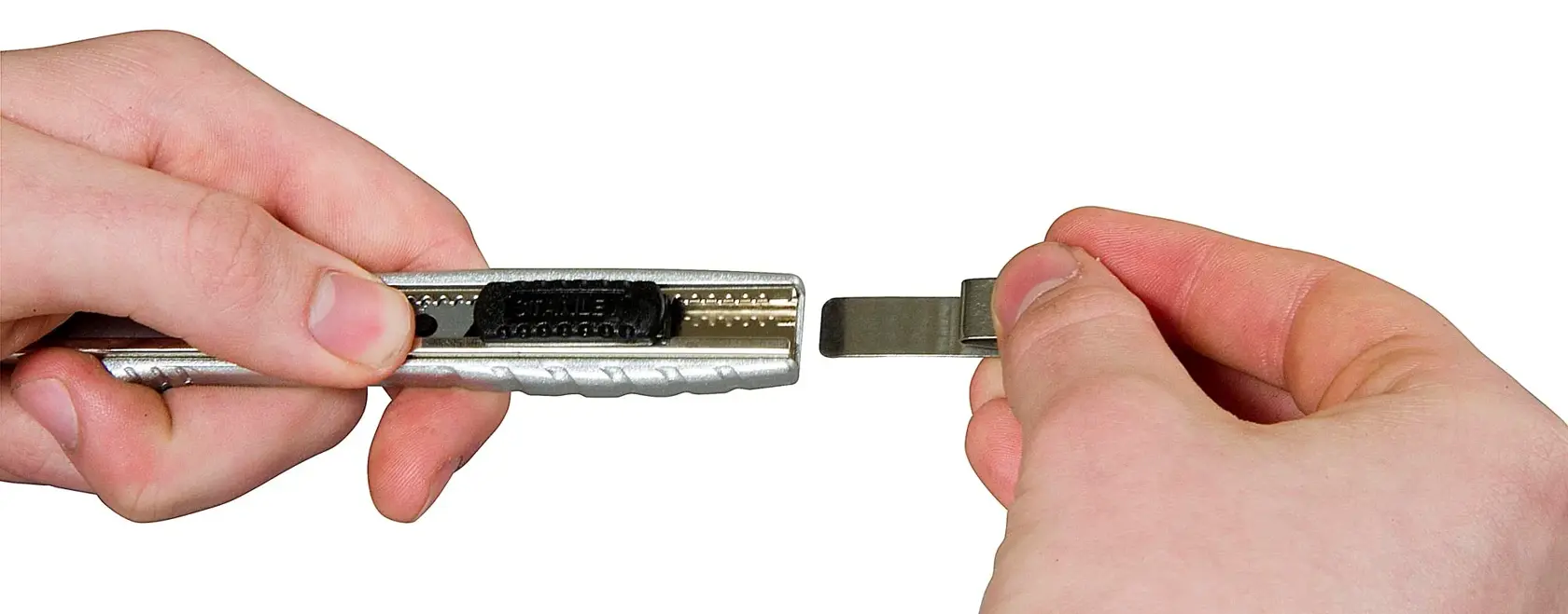STANLEY 0-10-411 Universalmesser mit Klingenwechsel in Nahaufnahme der Hände, Fotografie