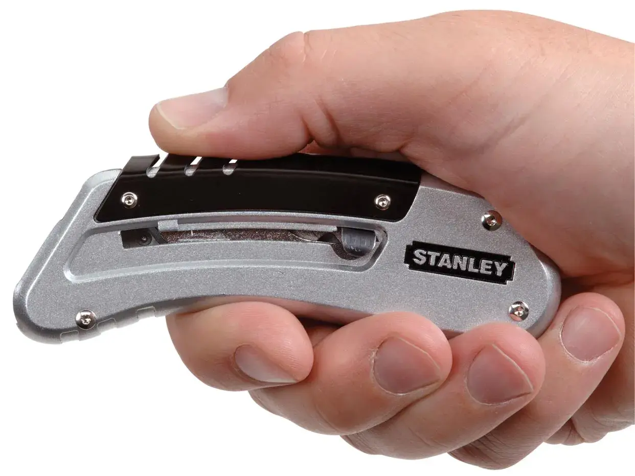 Foto des STANLEY 0-10-810 Universalmessers mit silber-schwarzem Griff, kompakt in einer Hand gehalten, Seitenansicht.