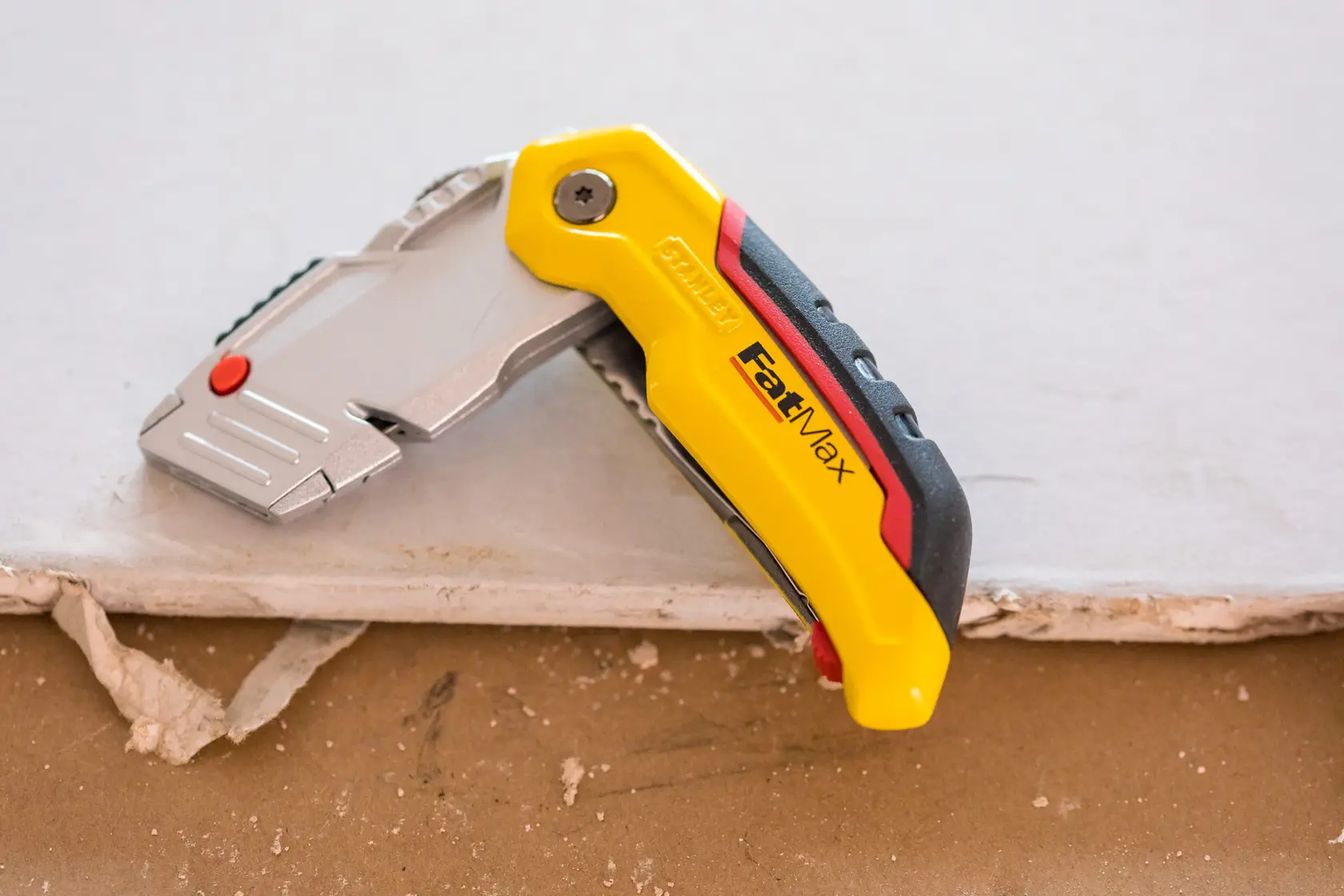 STANLEY 0-10-825 FatMax Universalmesser auf Trockenbau, gelb-schwarzer ergonomischer Griff.