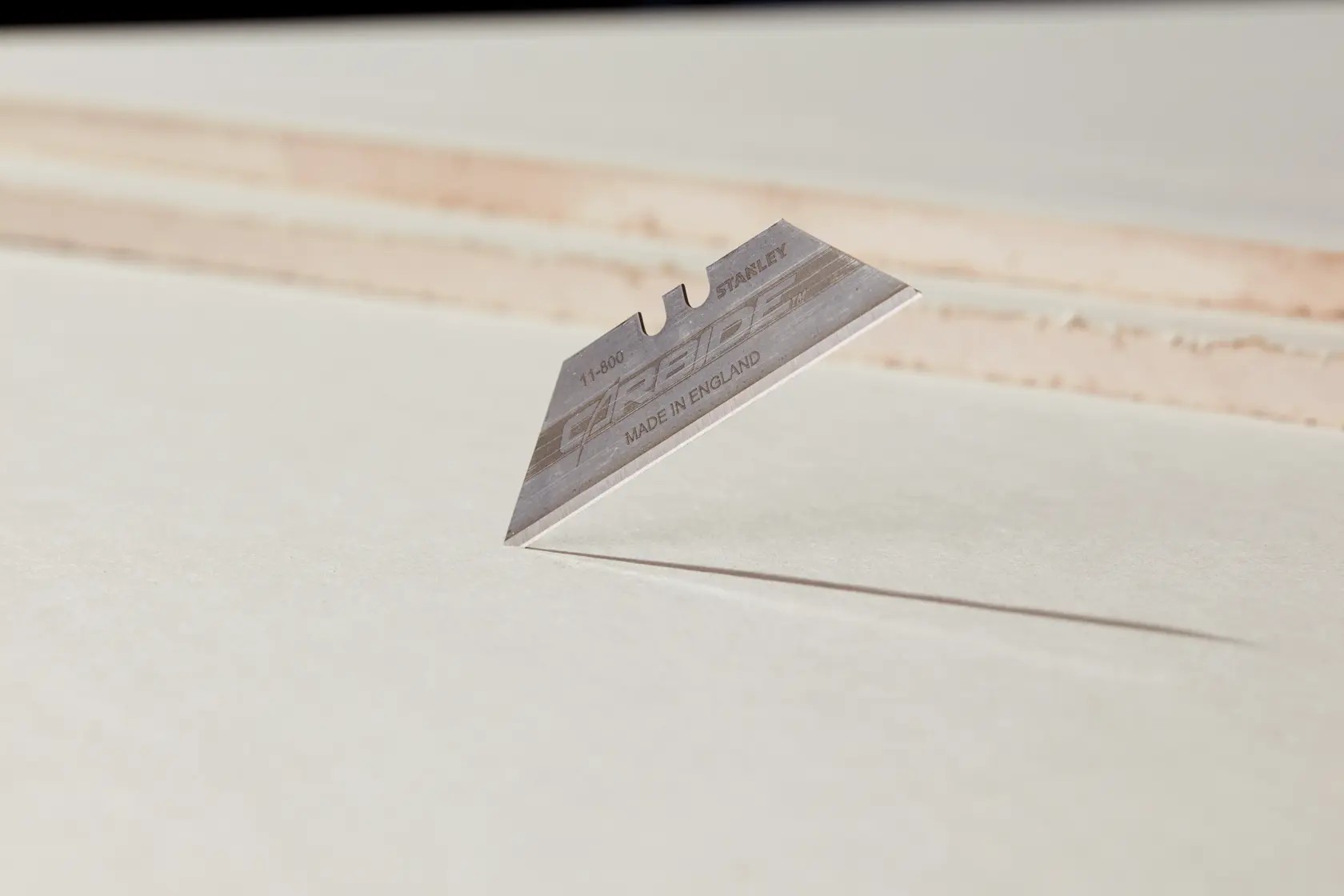 STANLEY 0-11-800 Cuttermesser-Klinge stehend, Nahaufnahme mit weißem Hintergrund.