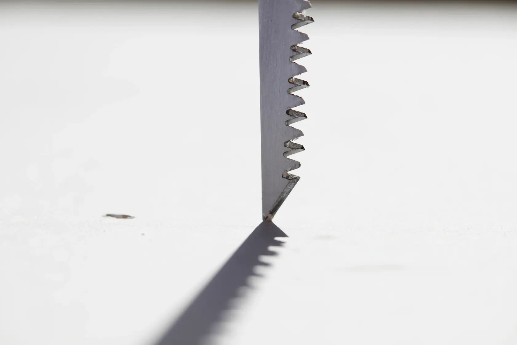 STANLEY 0-20-556 Sägeblatt Seitenansicht auf weißem Hintergrund, mit gezackter Kante und Schatten.
