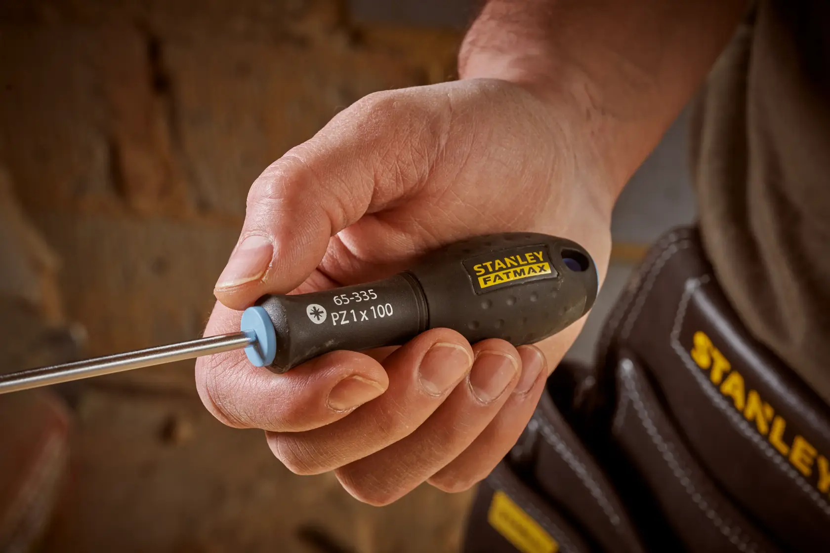 Foto des STANLEY 0-65-335 Schraubenziehers mit schwarzem ergonomischem Griff und gelbem Logo in der Hand.