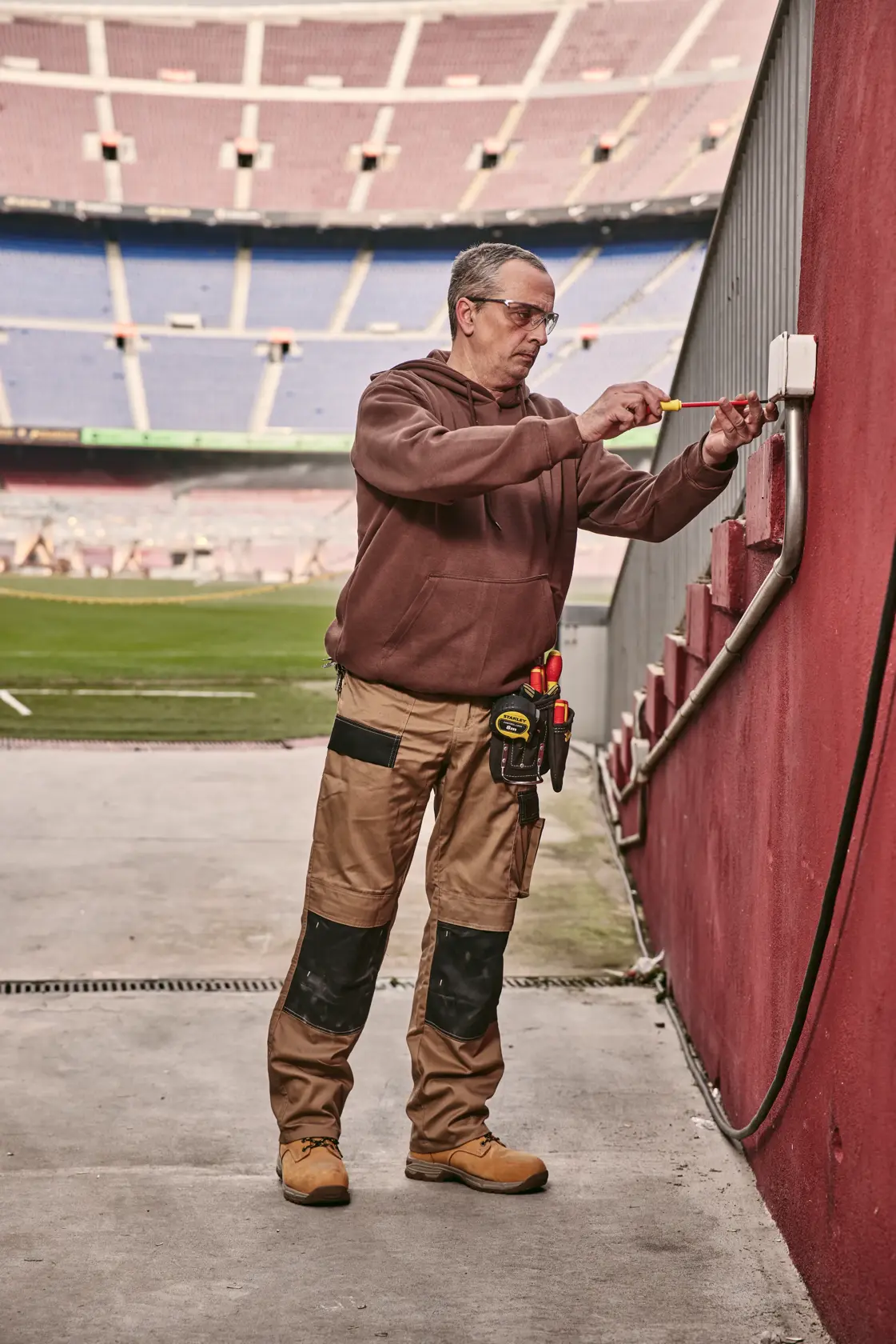 STANLEY 0-65-443 Schraubendreher von Arbeiter zum Reparieren eines Elektrokastens im Stadion verwendet.