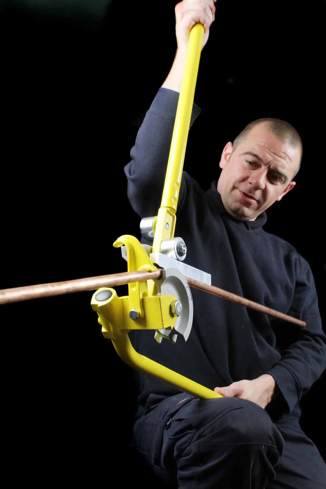 Foto von Person mit STANLEY 0-70-452 Rohrbieger an Kupferrohr, Produkt in Aktion.