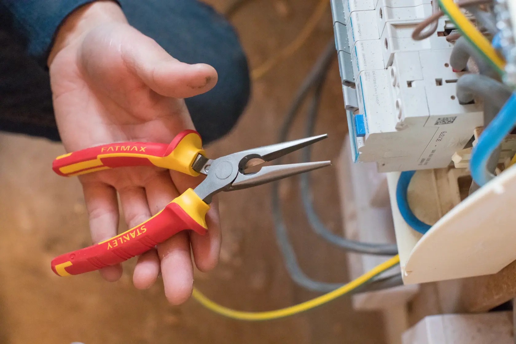 STANLEY 0-84-006 Spitzzange mit rot-gelben Griffen für Elektroarbeiten.