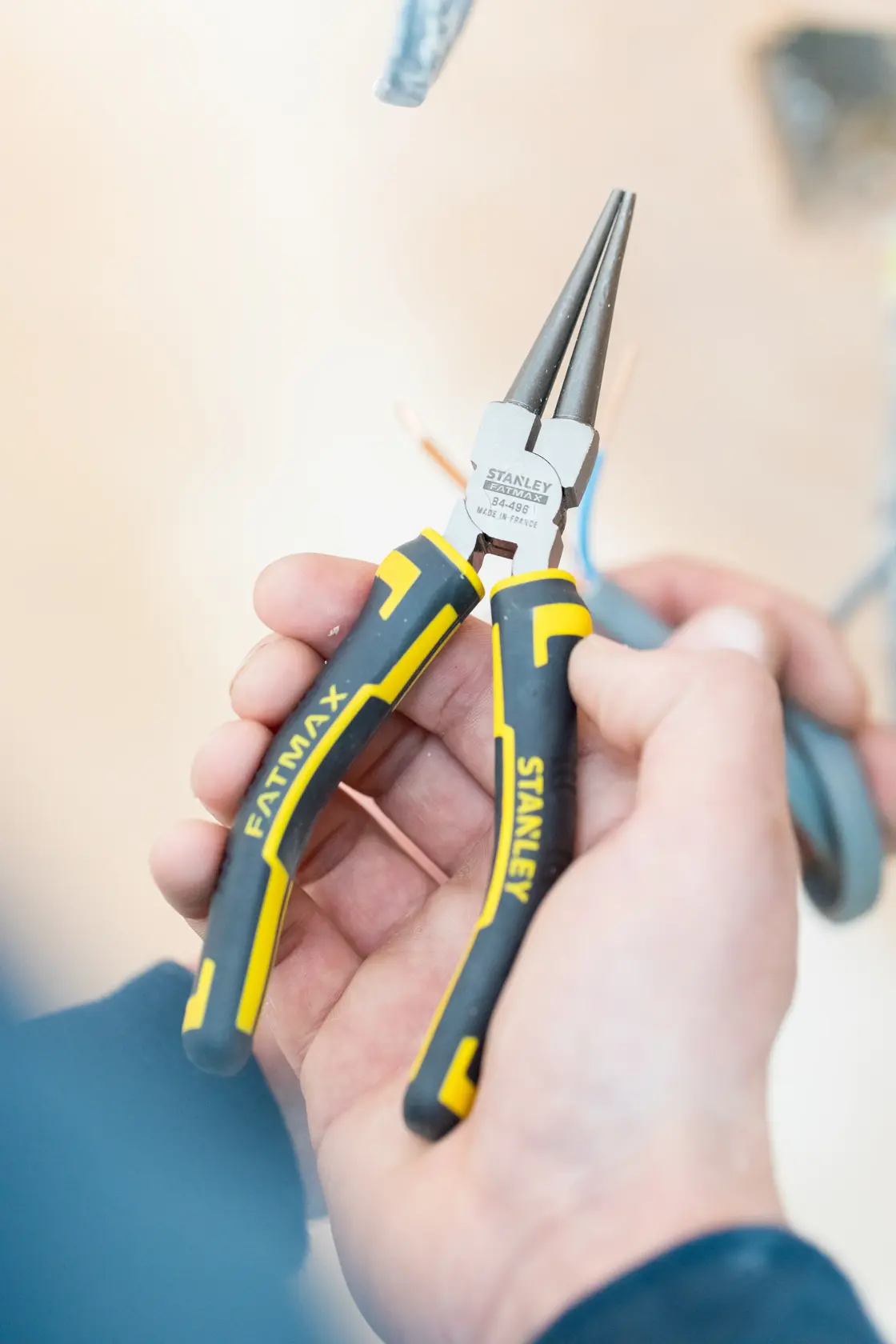 STANLEY 0-84-496 FATMAX Flachzange mit gelb-schwarzem Griff, Nahaufnahme in der Hand.