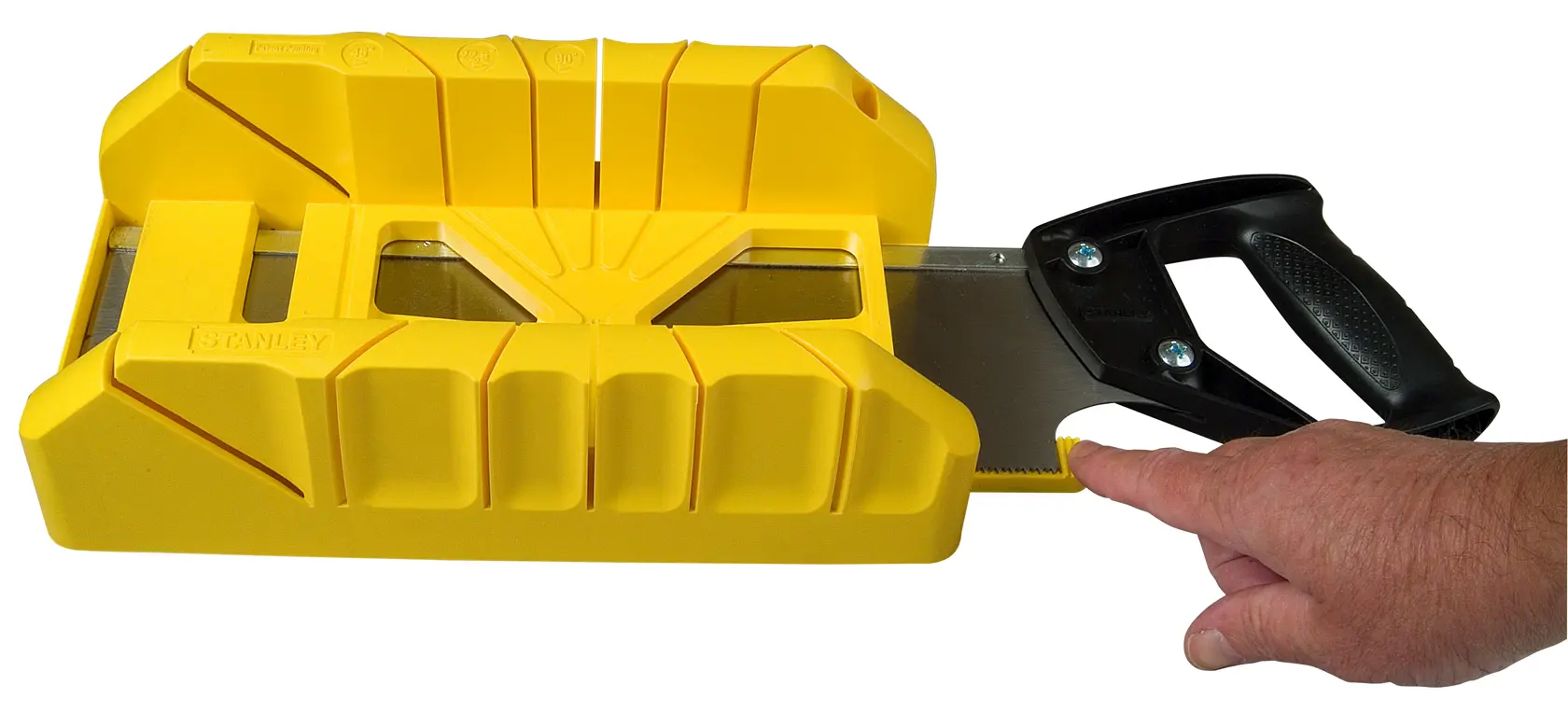 STANLEY 1-19-800 gelbe Gehrungslade mit Rückensäge, schräge Ansicht, Hand am Griff.