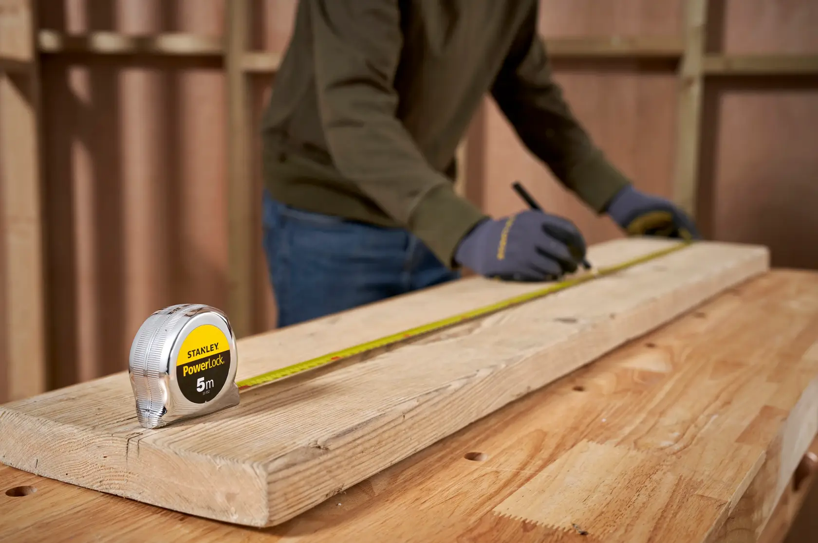 STANLEY 1-33-552 Maßband auf Holz, Arbeiter markiert Brett, Produktfotografie.