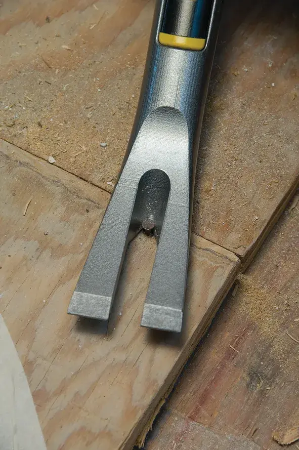 STANLEY 1-55-120 Brecheisen Nahaufnahme, Stahlgabelende auf Holzoberfläche.