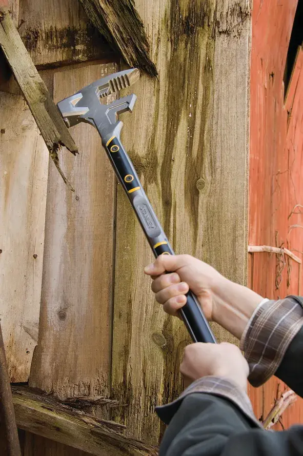 Stanley 1-55-120 Abrisswerkzeug im Einsatz an Holz, Hand hält schwarzen und gelben Griff.
