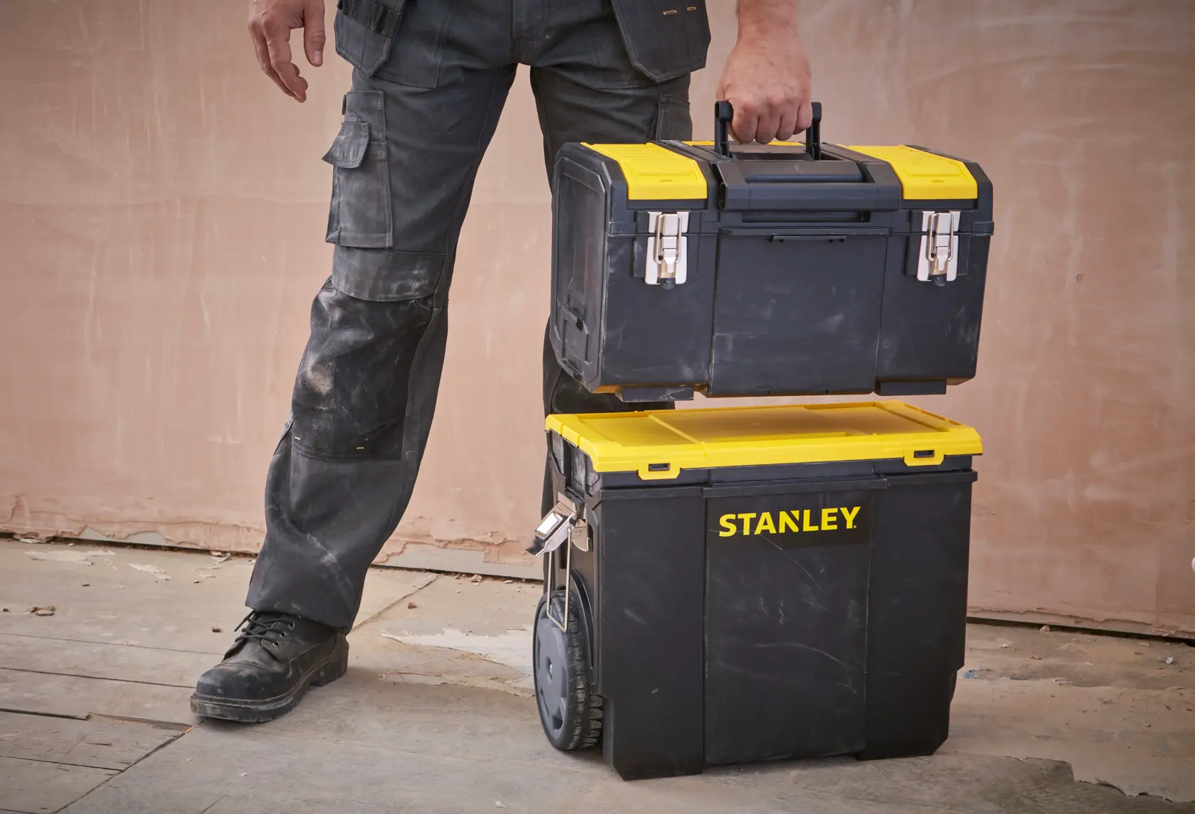 Stanley 1-70-326 schwarzes und gelbes Rollwerkzeugkasten-Set, fotografiert in Werkstattumgebung.