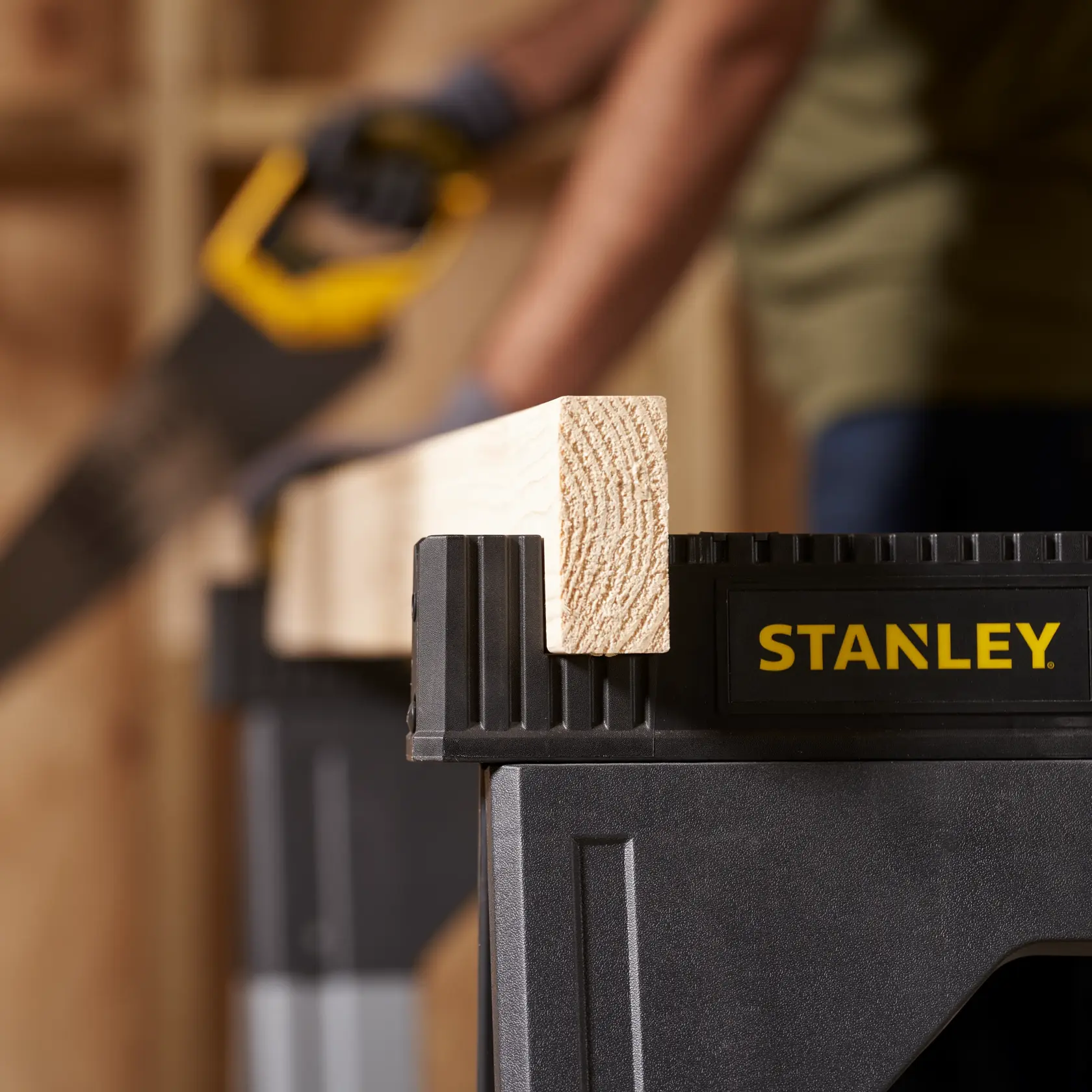 STANLEY 1-92-980 Arbeitsbock hält Holzbalken in Werkstattumgebung, Fotografie Nahaufnahme.