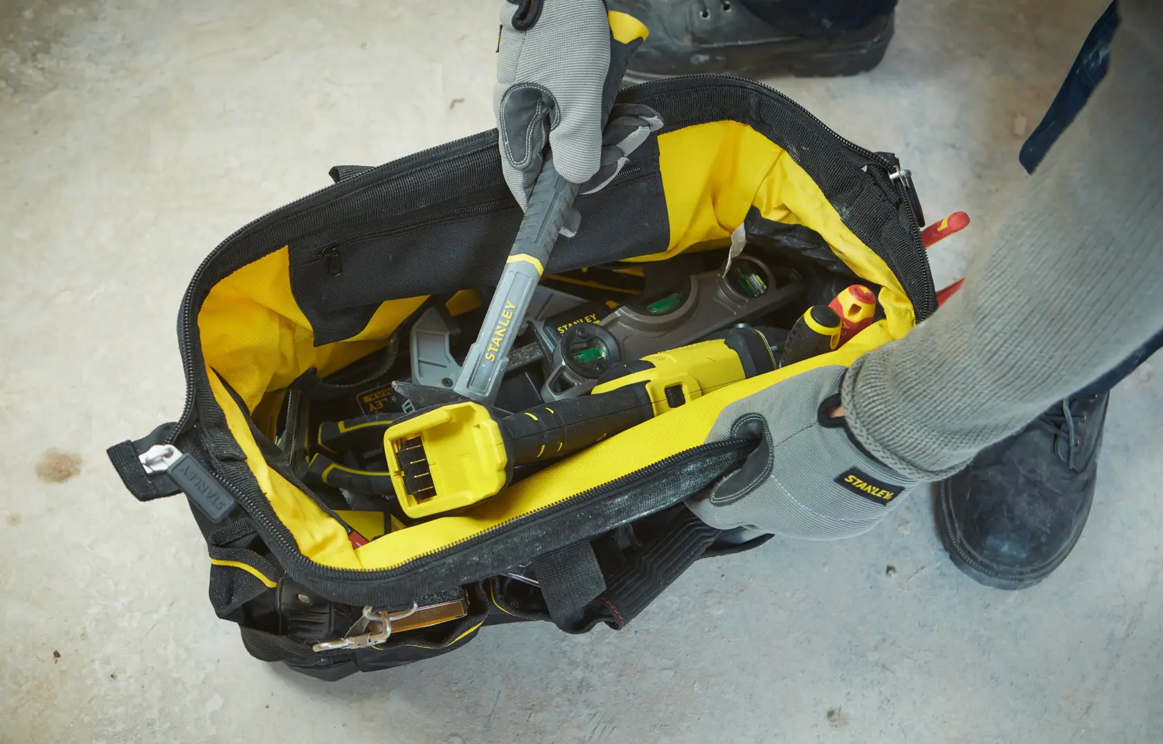 Foto der geöffneten STANLEY 1-93-950 Werkzeugtasche, gefüllt mit Handwerkzeugen, von oben gesehen.