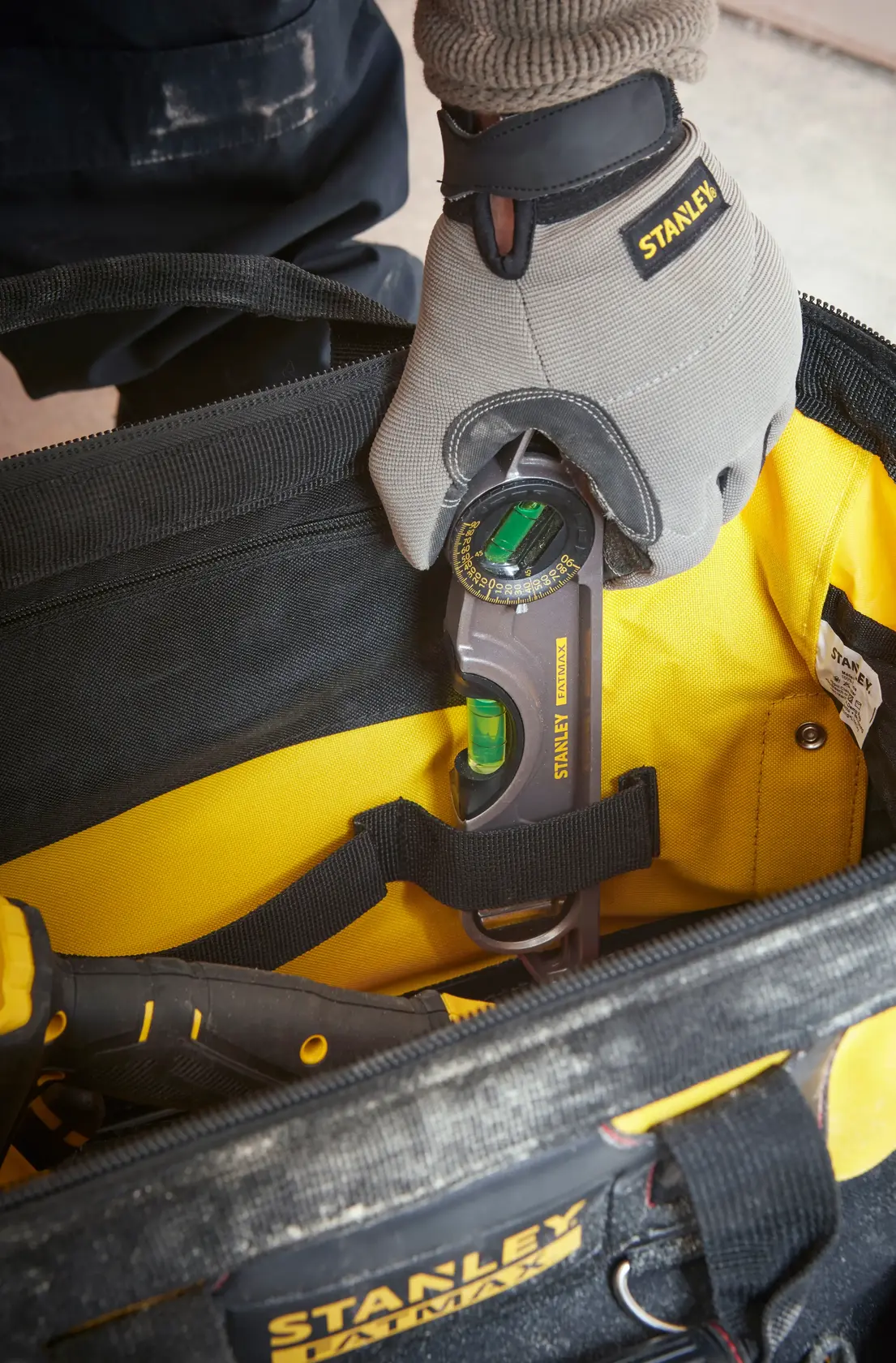 Foto der STANLEY 1-93-950 Werkzeugtasche mit Handschuhen und Handwerkzeug innen, Draufsicht.