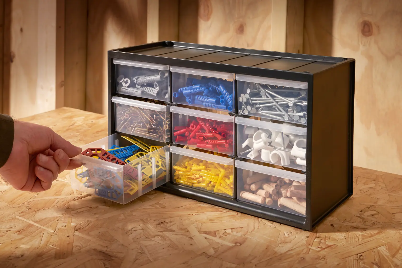 STANLEY 1-93-978 Kleinteile-Organizer mit offener Schublade und farbigen Befestigungen, Foto auf Werkbank.