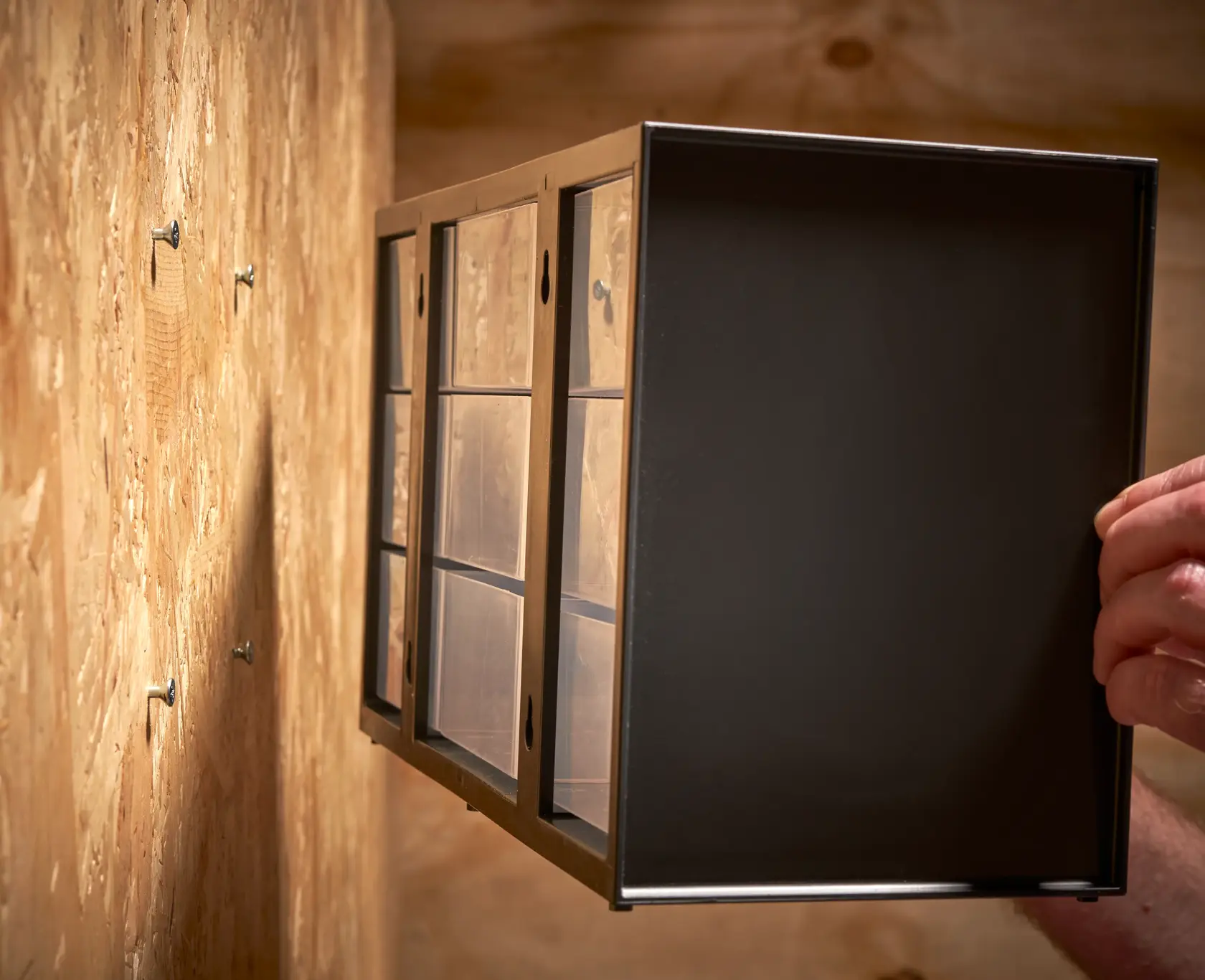STANLEY 1-93-978 Organizer-Schrank wird an Wand montiert, Seitenansicht, Holzhintergrund.