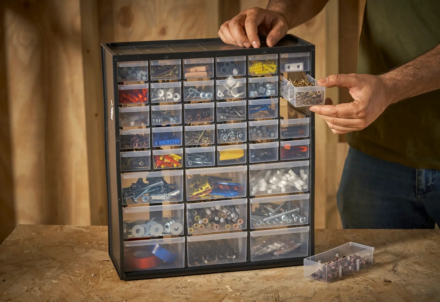 STANLEY 1-93-981 Organizer-Schrank mit klaren Schubladen voller Hardware, schräge Ansicht.