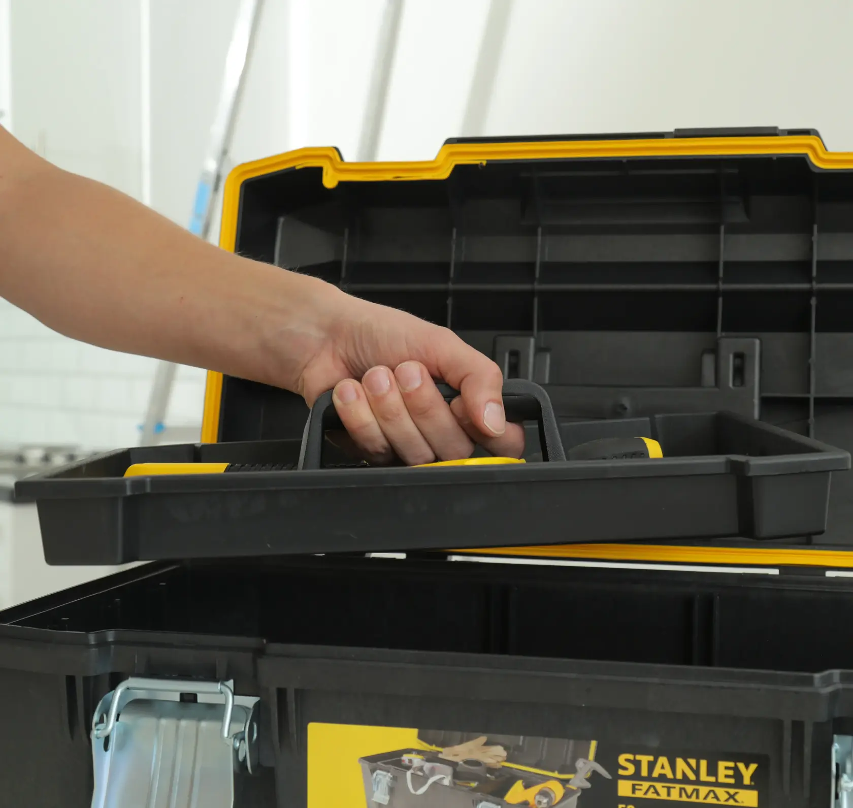 STANLEY 1-94-749 Werkzeugkasten-Innentablett wird per Hand gehoben, schwarz-gelber Kunststoff, seitliche Aufnahme.