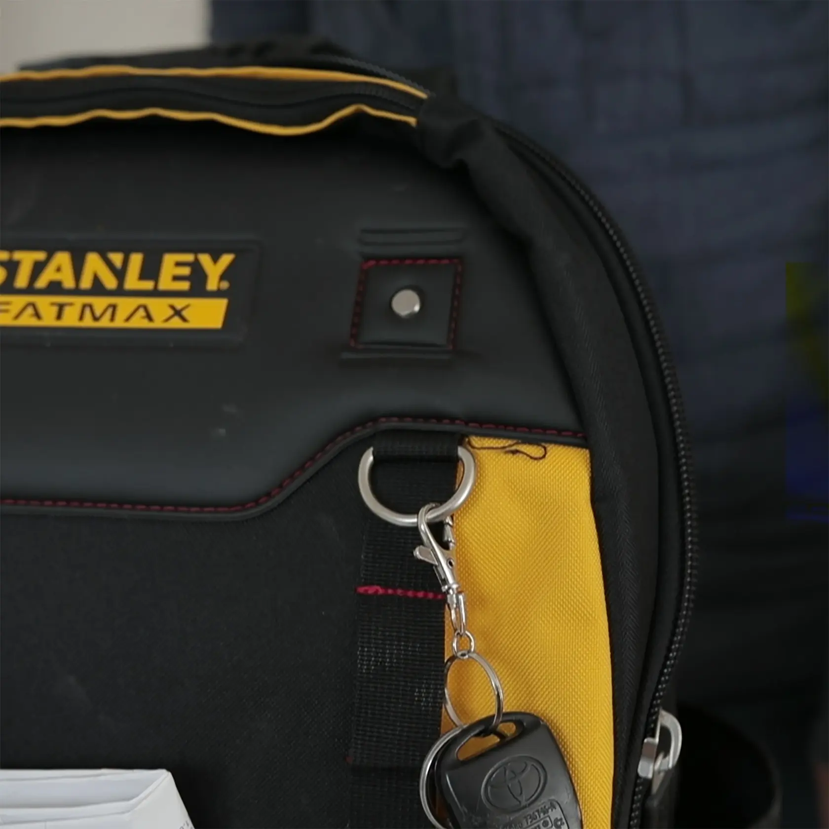 STANLEY 1-95-611 Werkzeugtasche schwarz-gelb, Nahaufnahme mit Metallschlüsselring und Autoschlüssel.
