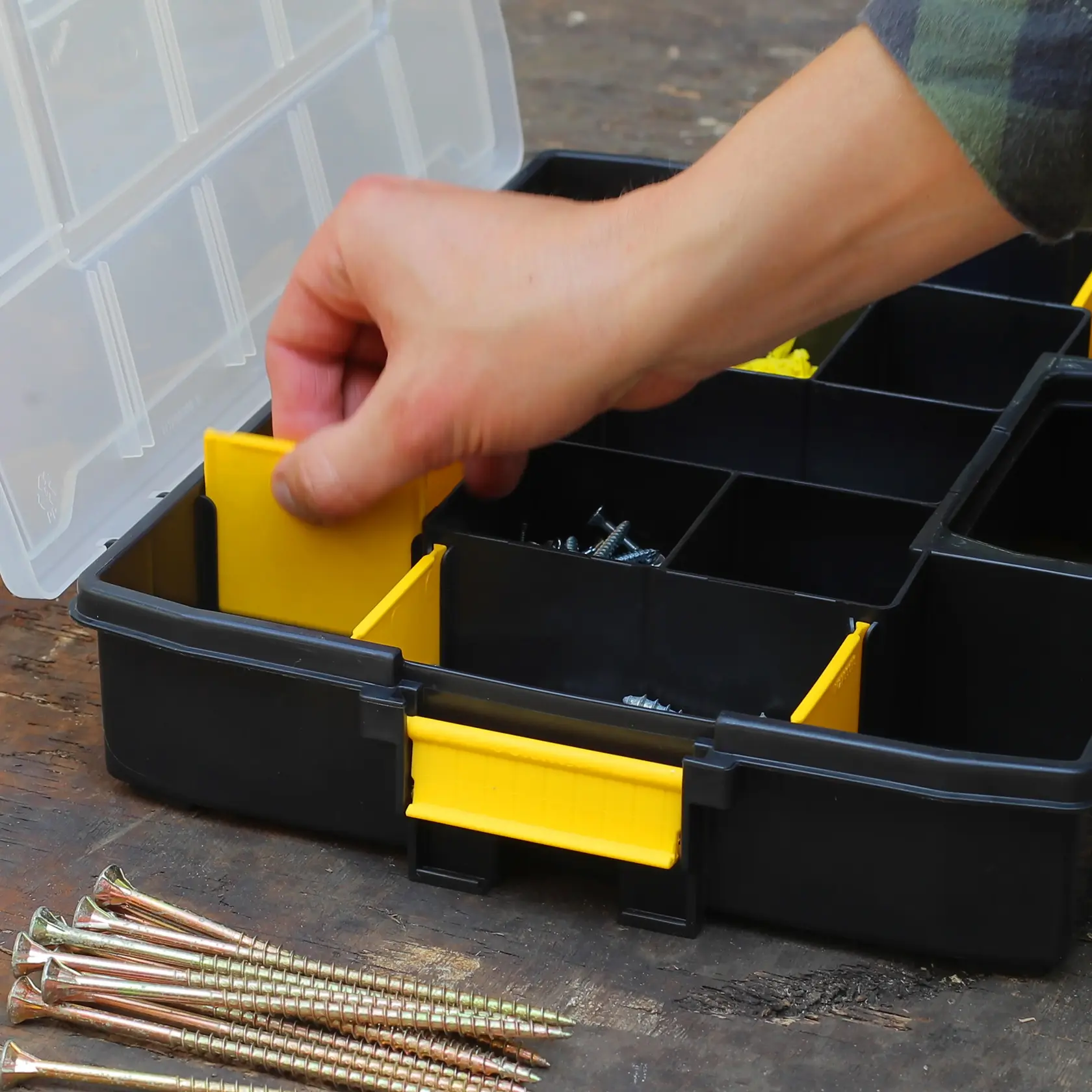 STANLEY 1-97-483 Organizer mit gelben Trennwänden, Hand platziert Trennwand, Schrauben, Nahaufnahme.