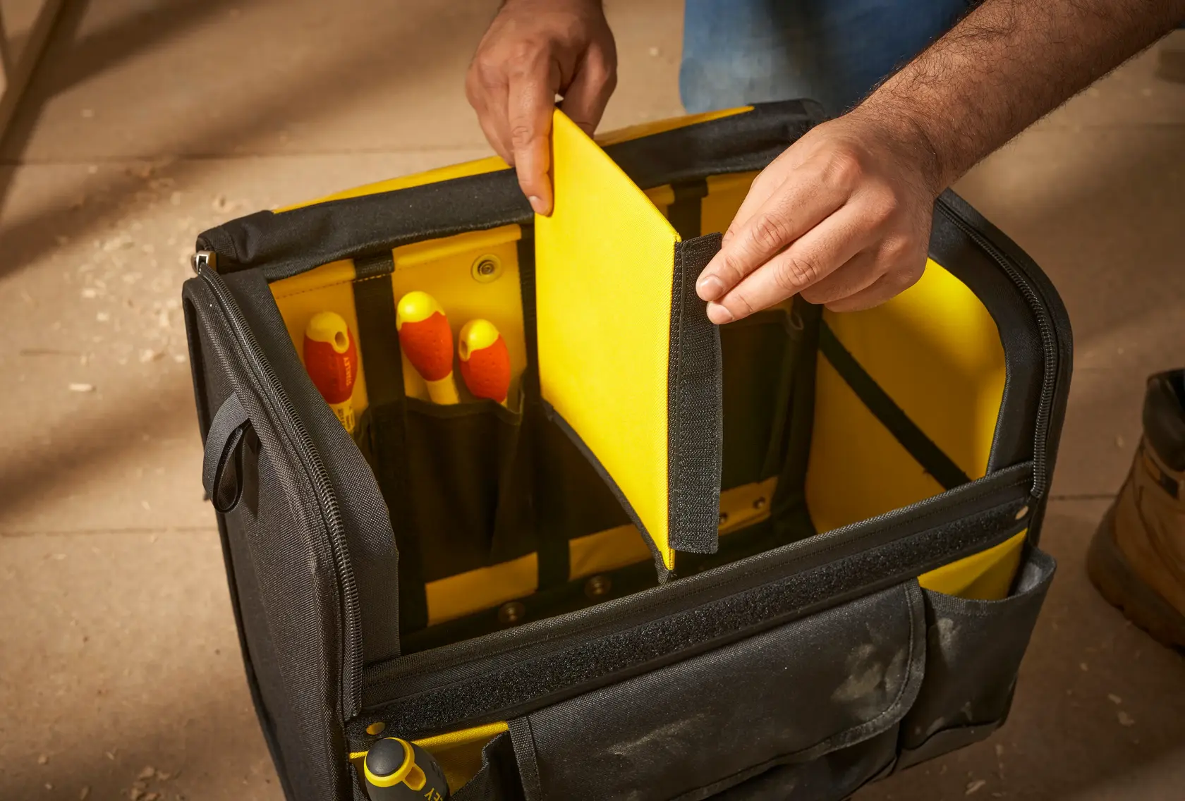STANLEY 1-97-515 Werkzeugtasche mit gelber Trennwand und sichtbaren Handwerkzeugen, Draufsicht.