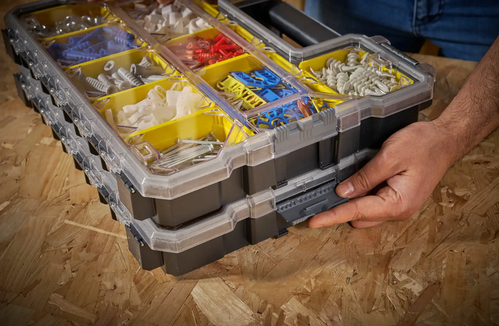 STANLEY 1-97-517 stapelbarer Organizer-Box Fotografie, Draufsicht, mit Fächern für verschiedene Befestigungen.