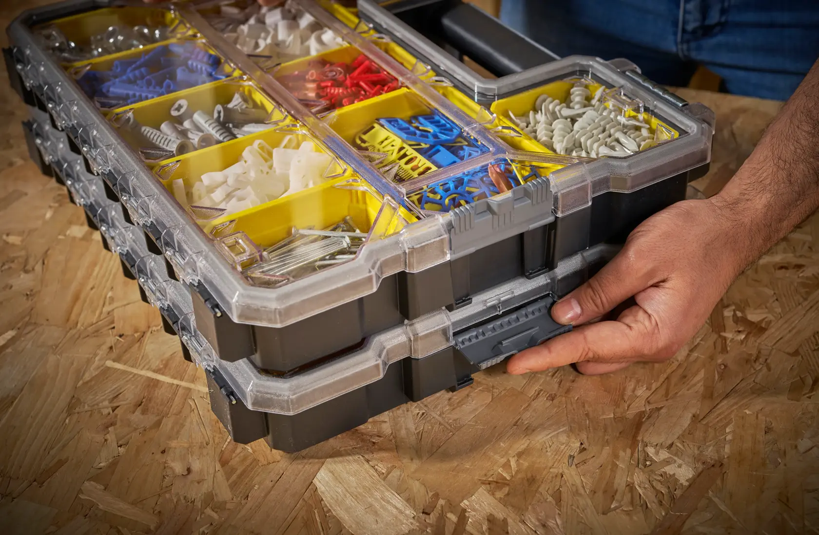 STANLEY 1-97-519 stapelbarer Organizer mit gelben Fächern, gefüllt mit verschiedenen Befestigungen, Nahaufnahme.