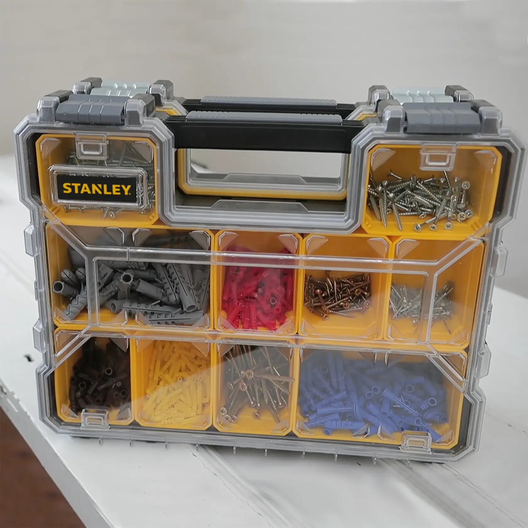 STANLEY 1-97-521 Organizer-Box mit verschiedenen Schrauben und Dübeln, Produktfoto aus Frontalansicht.