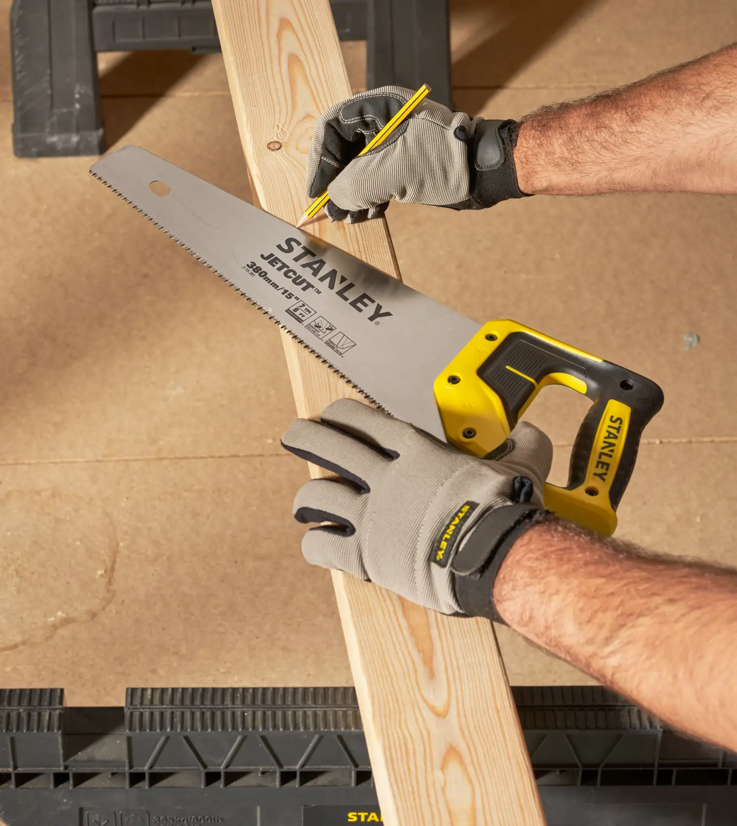 STANLEY 2-15-281 Handsäge auf Holzbrett, Arbeiter markiert Schnittlinie, Produktfotografie.
