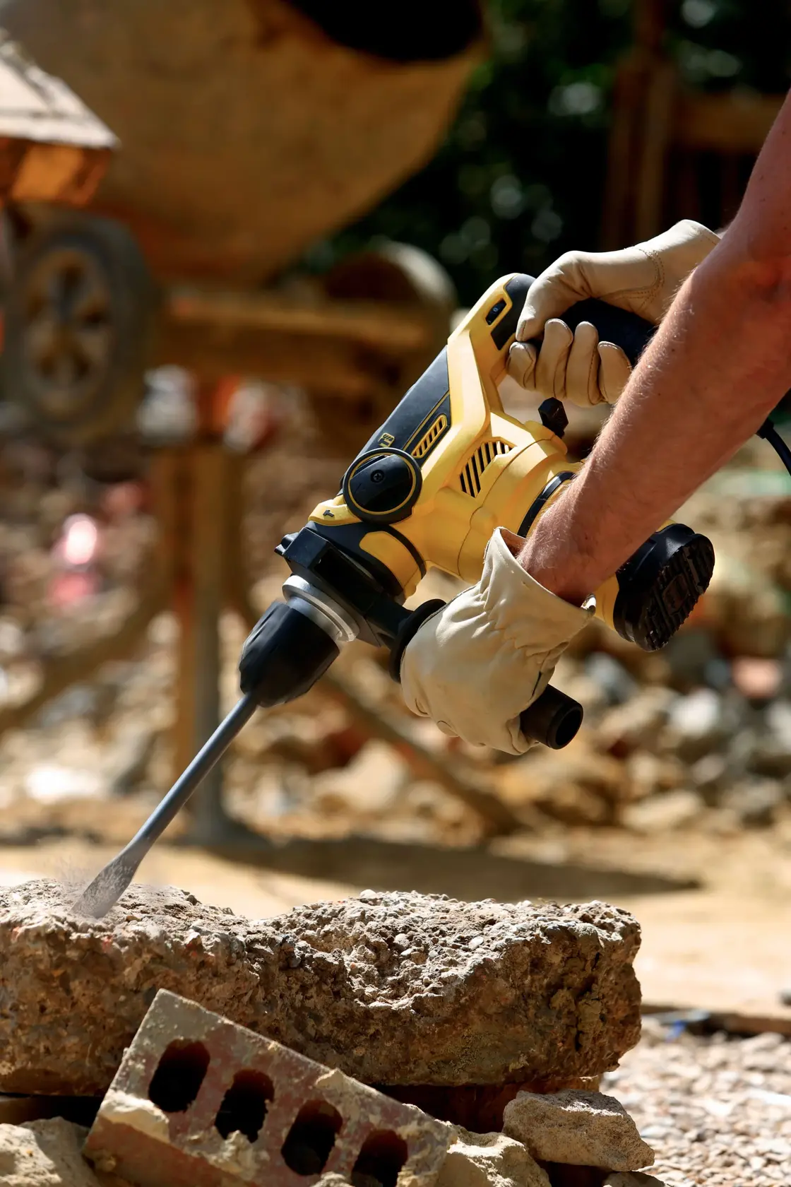 STANLEY FME1250K Bohrhammer im Einsatz auf Beton auf Baustelle, Nahaufnahme.