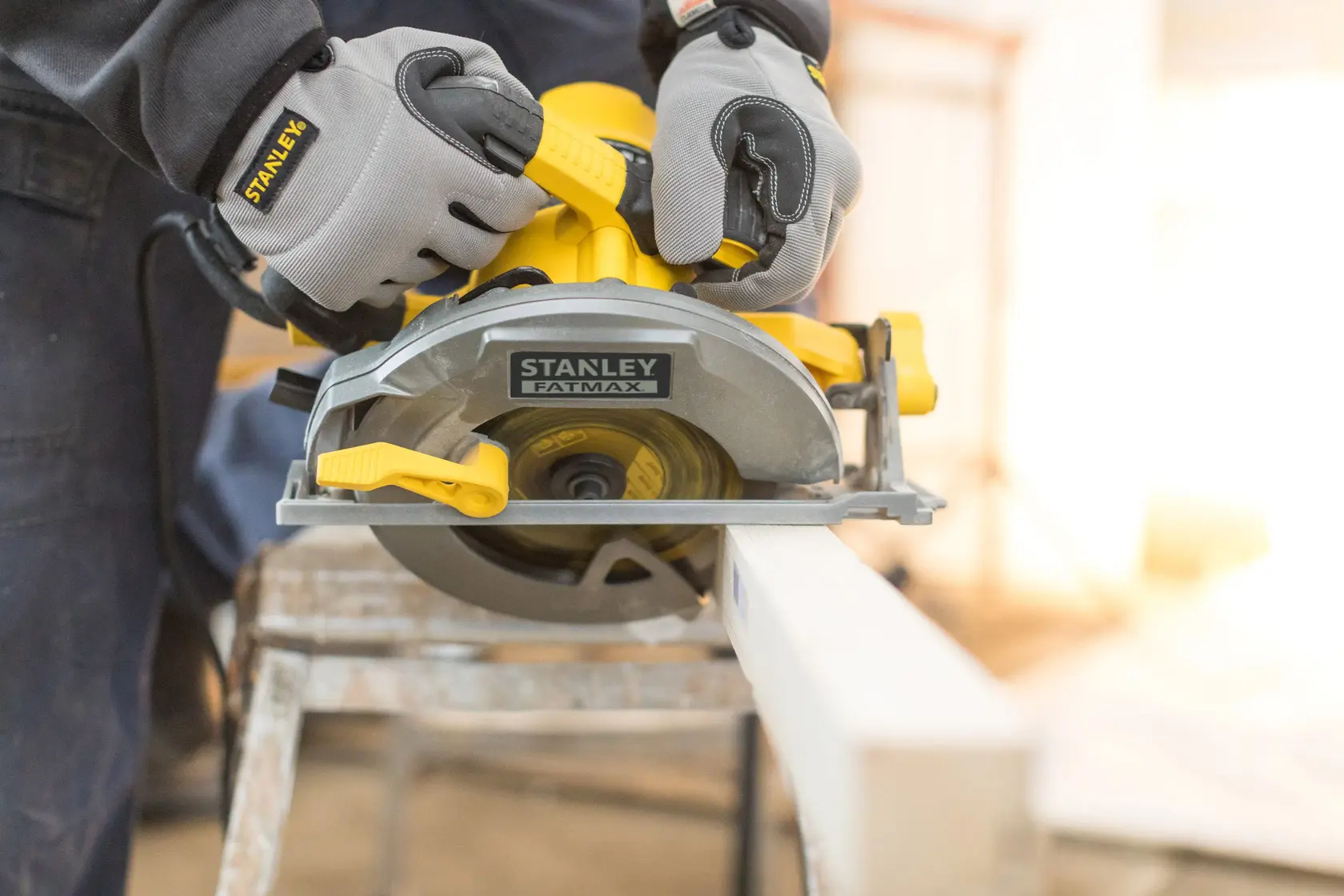 STANLEY FATMAX Kreissäge im Einsatz. SKUs: FME301K-QS, FME301, FME301-XE, FME301-QS.