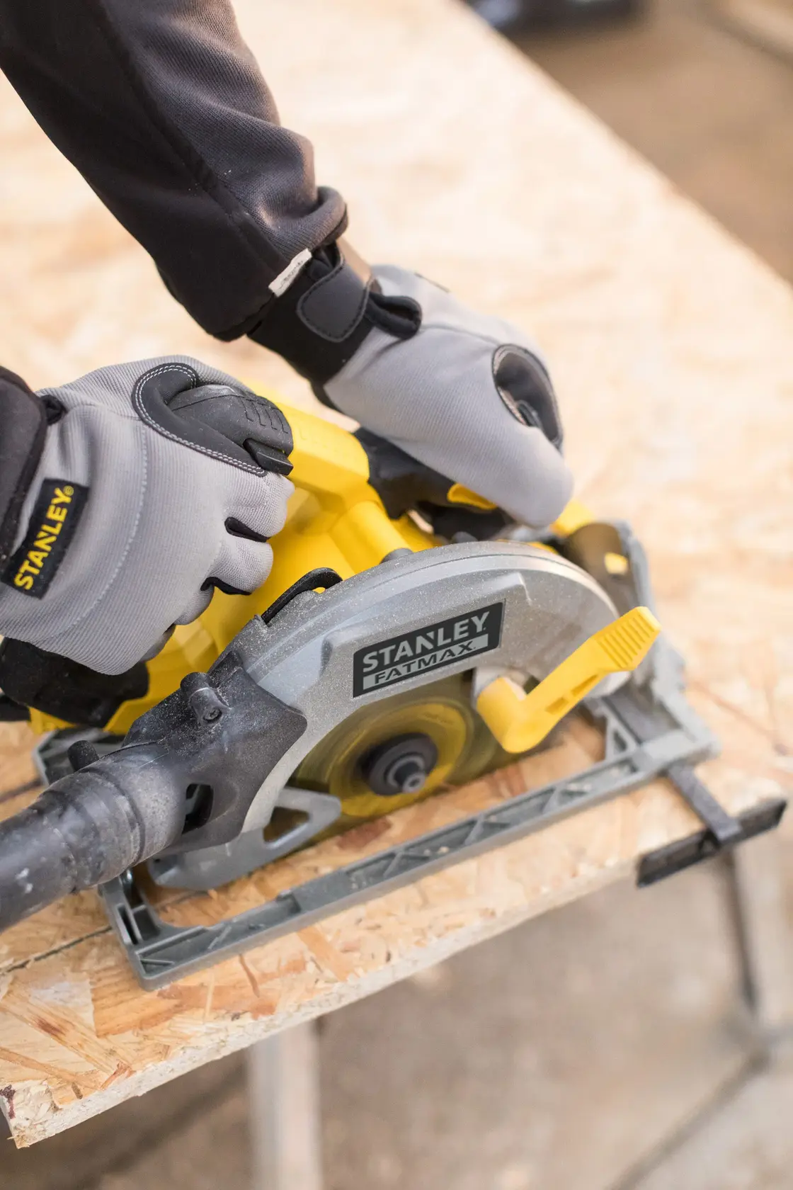 Stanley Kreissäge FME301K-QS, FME301, FME301-XE, FME301-QS im Einsatz auf Holz, Nahaufnahme.
