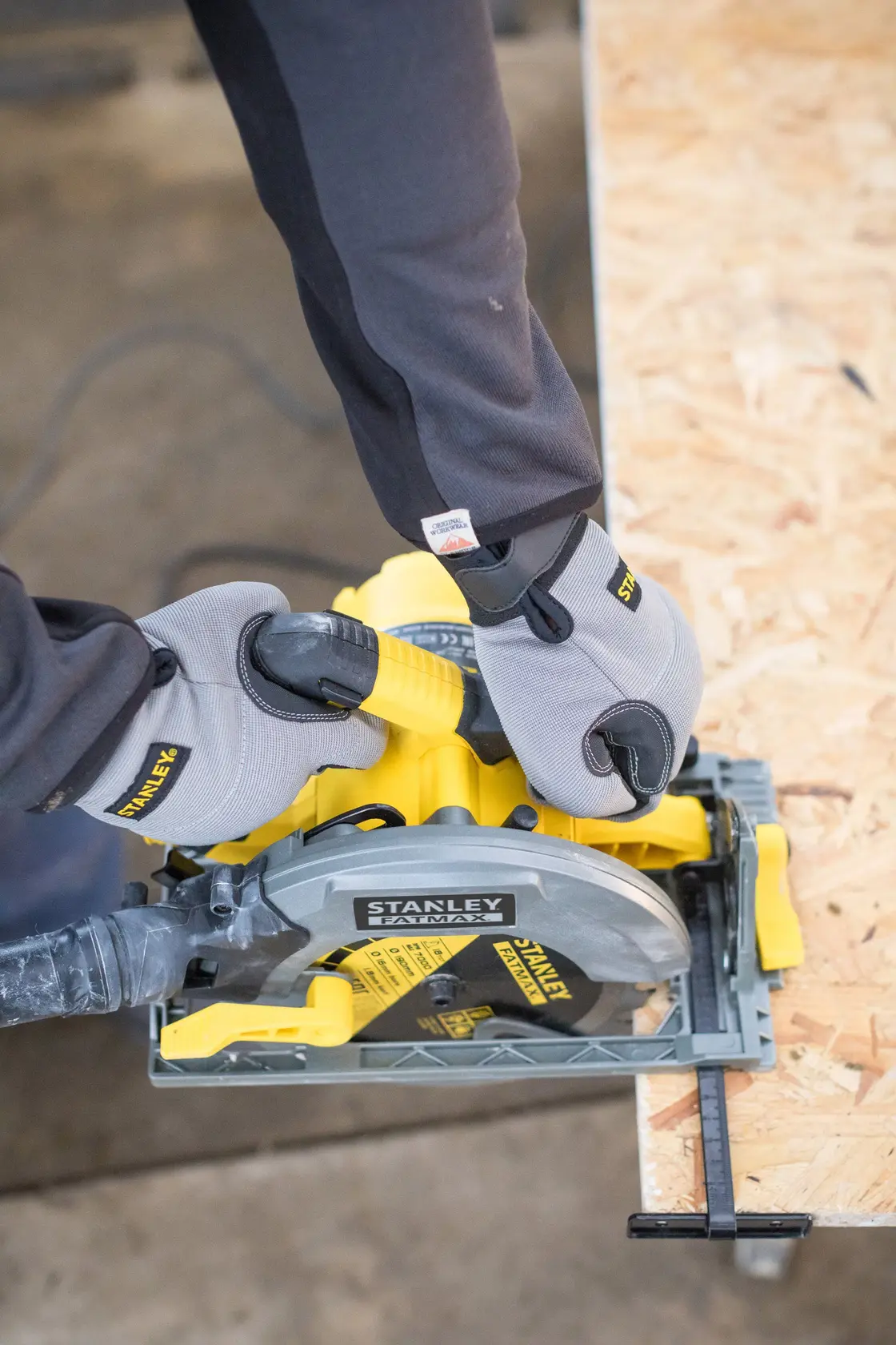 Foto von STANLEY Kreissäge auf Holz, SKUs FME301K-QS, FME301, FME301-XE, FME301-QS, von oben.