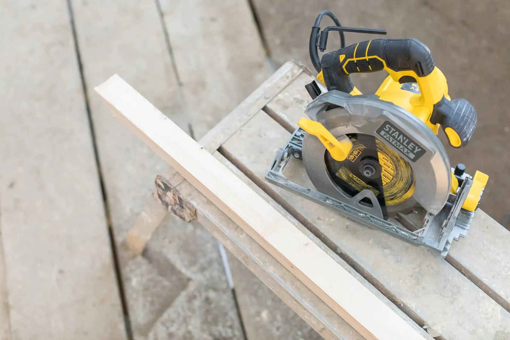 STANLEY Kreissäge FME301K-QS, FME301, FME301-XE, FME301-QS auf Werkbank, Draufsicht, Holz schneiden.