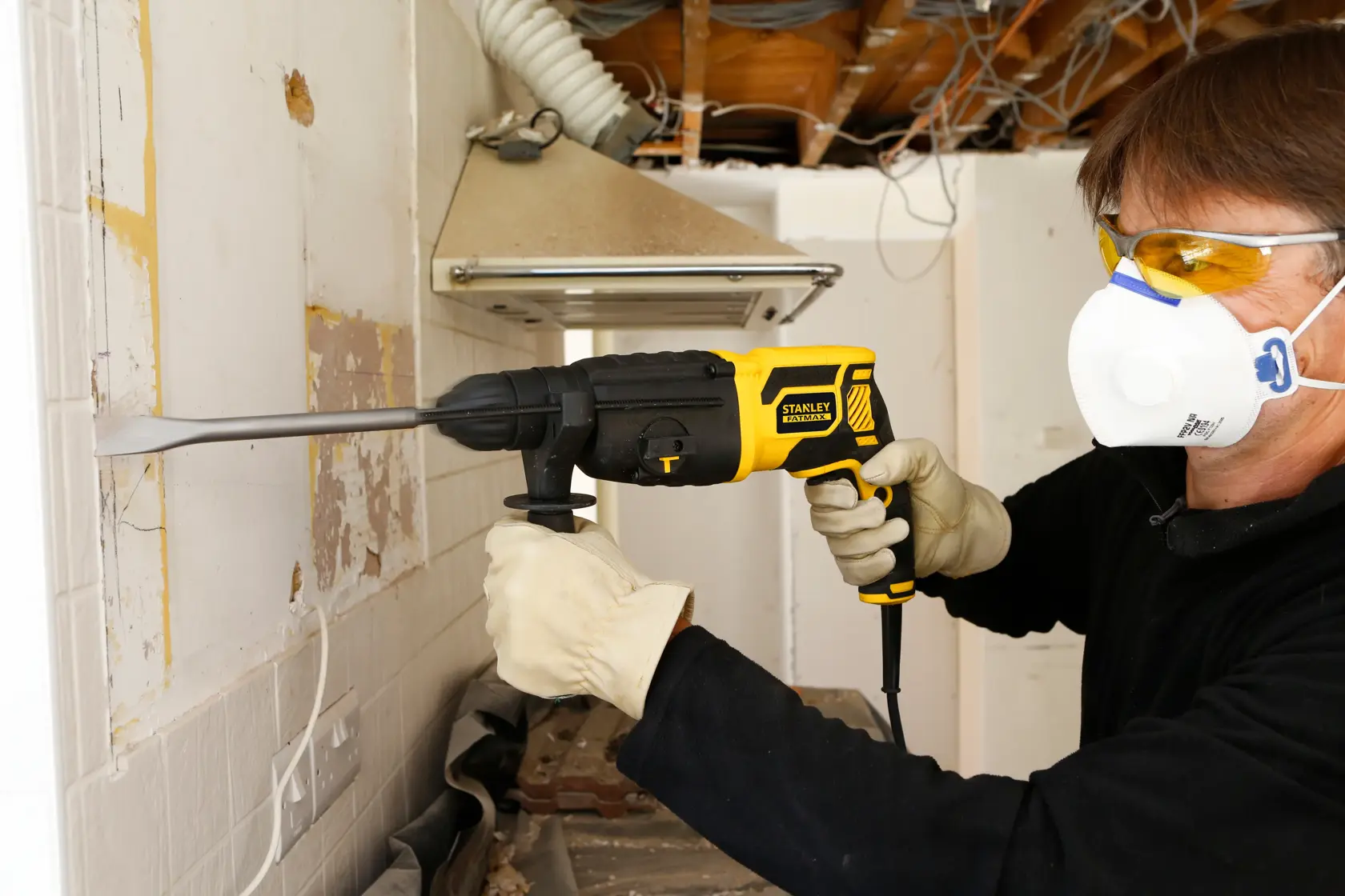 STANLEY FME500K FATMAX SDS-Plus Hammer beim Meißeln von Wandfliesen in einer Renovierung.