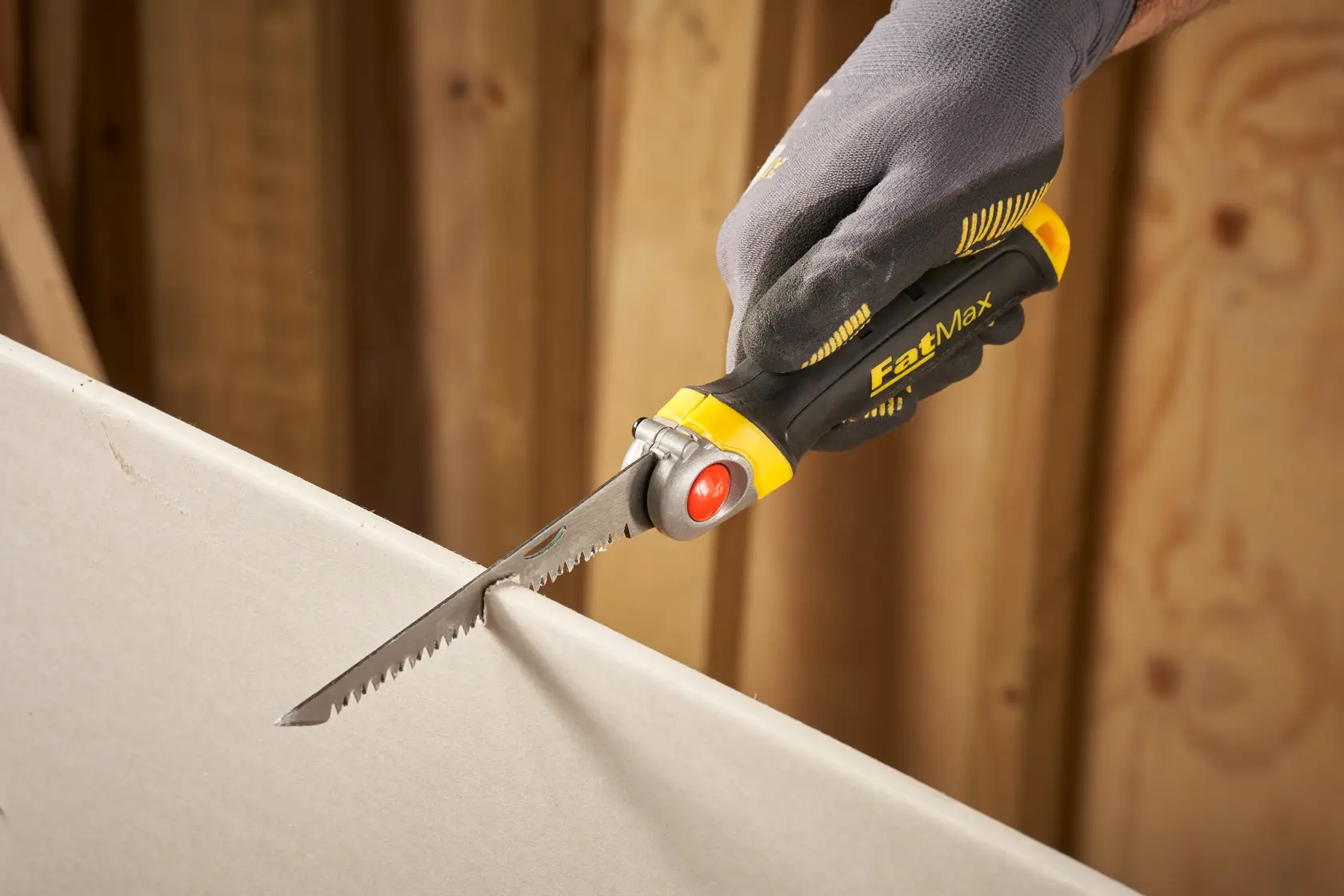STANLEY FMHT0-20559 Trockenbausäge mit ergonomischem Griff im Einsatz, Nahaufnahme von der Seite.