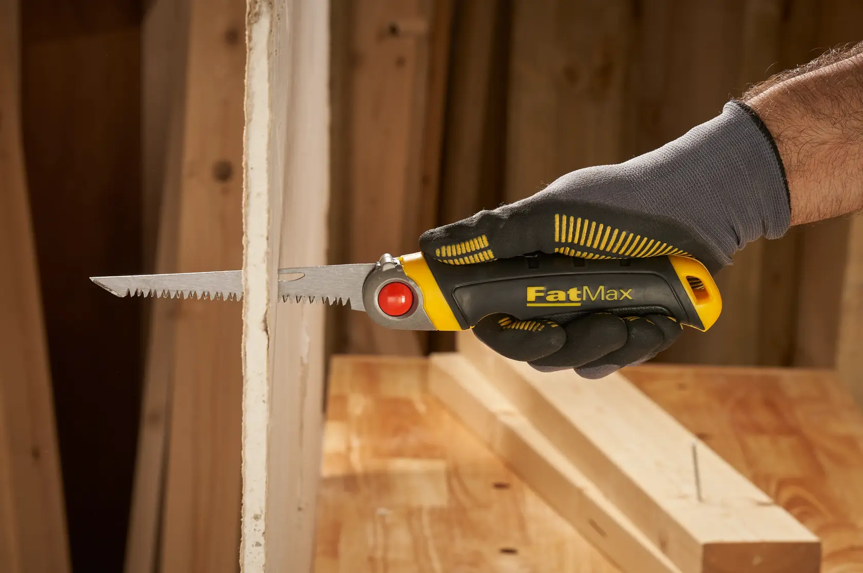 STANLEY FMHT0-20559 FatMax Klappsäge schneidet Gipskarton, Nahaufnahme in behandschuhter Hand.