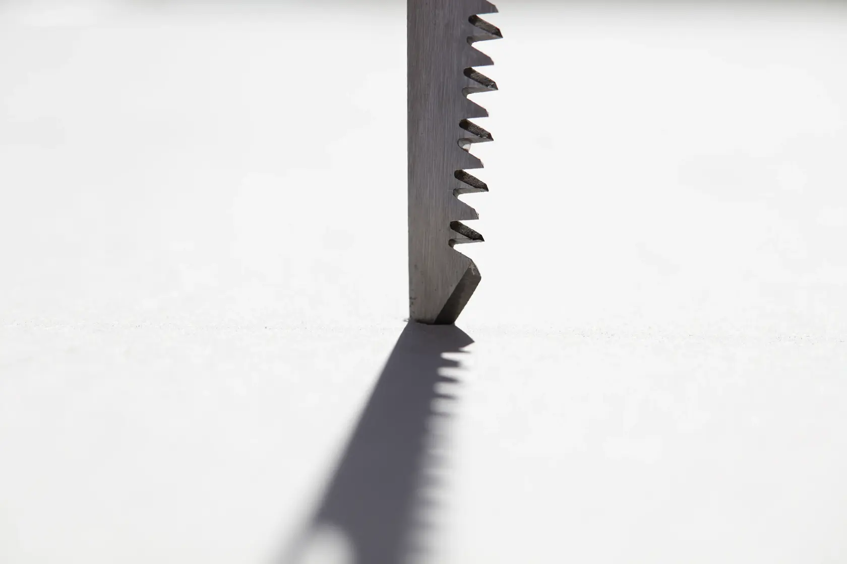STANLEY FMHT0-20559 Sägeblatt Nahaufnahme, vertikaler Winkel, scharfe Zähne werfen Schatten auf Weiß