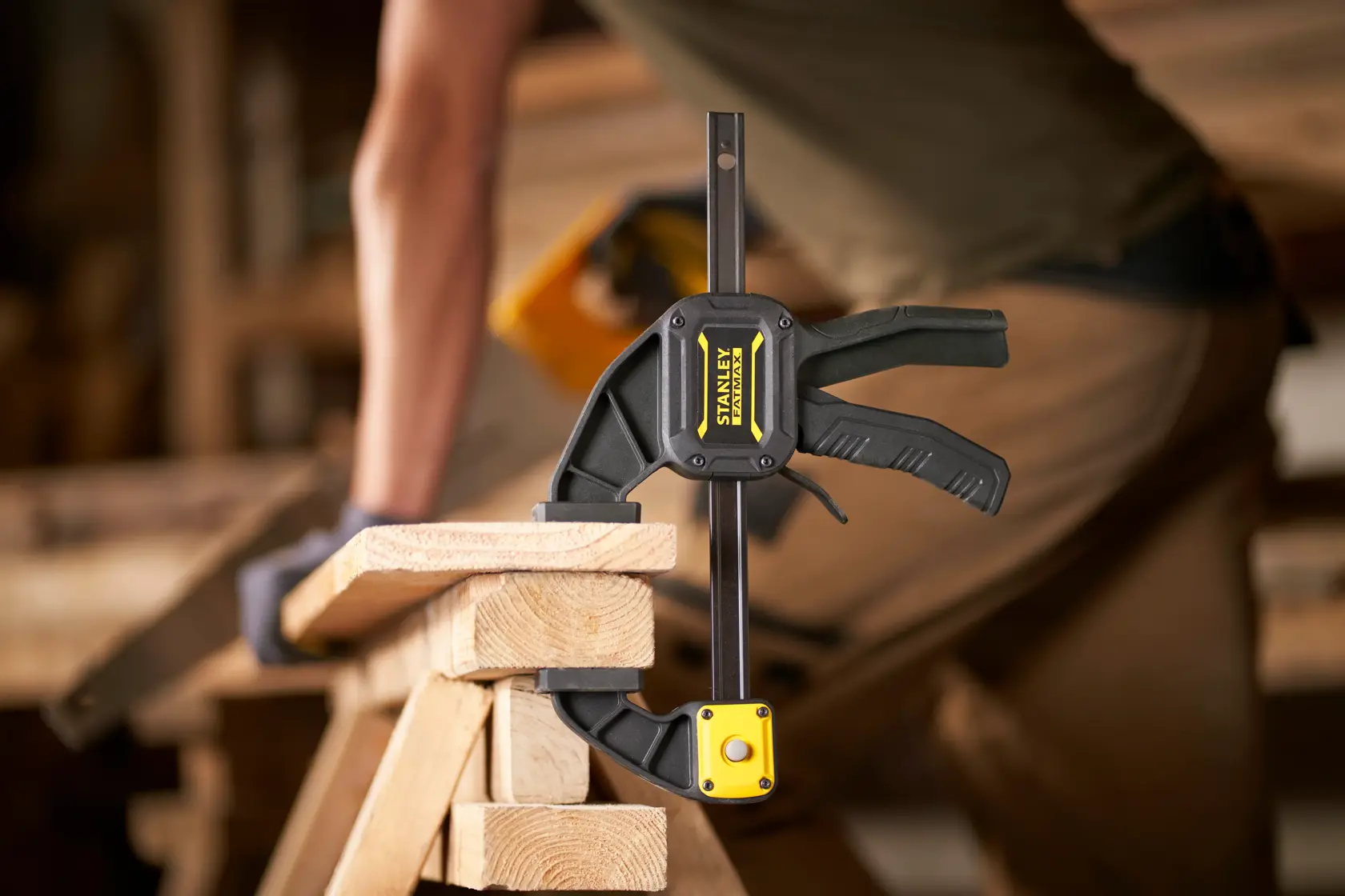 STANLEY FMHT0-83234 Zwinge fixiert Holz in Werkstatt, Nahaufnahme Seitenansicht.