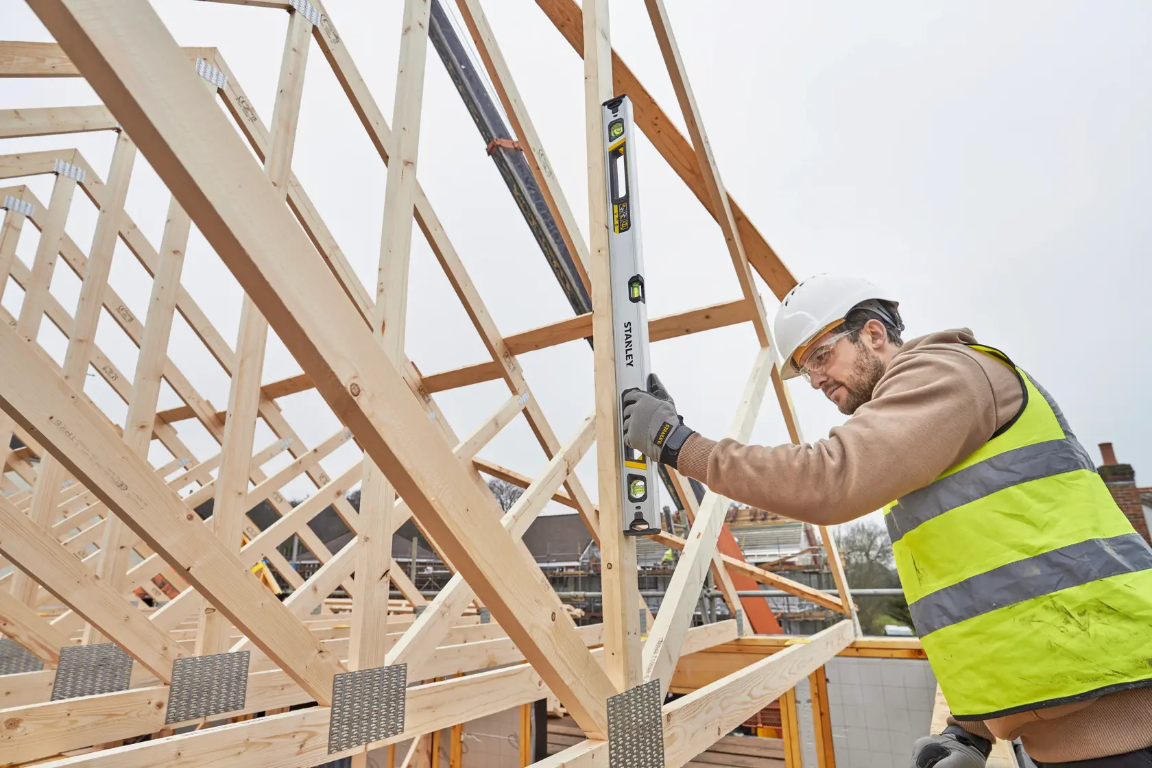 STANLEY FMHT43674-1 Wasserwaage von Arbeiter an Holz-Dachkonstruktion auf Baustelle verwendet.