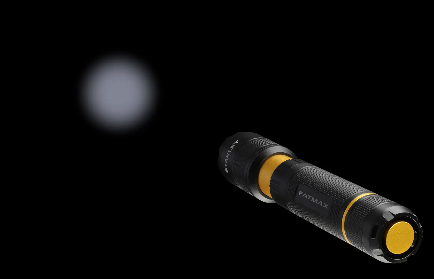 STANLEY FMHT81511-0 schwarze und gelbe Taschenlampe seitlich mit Lichtstrahl im Dunkeln.