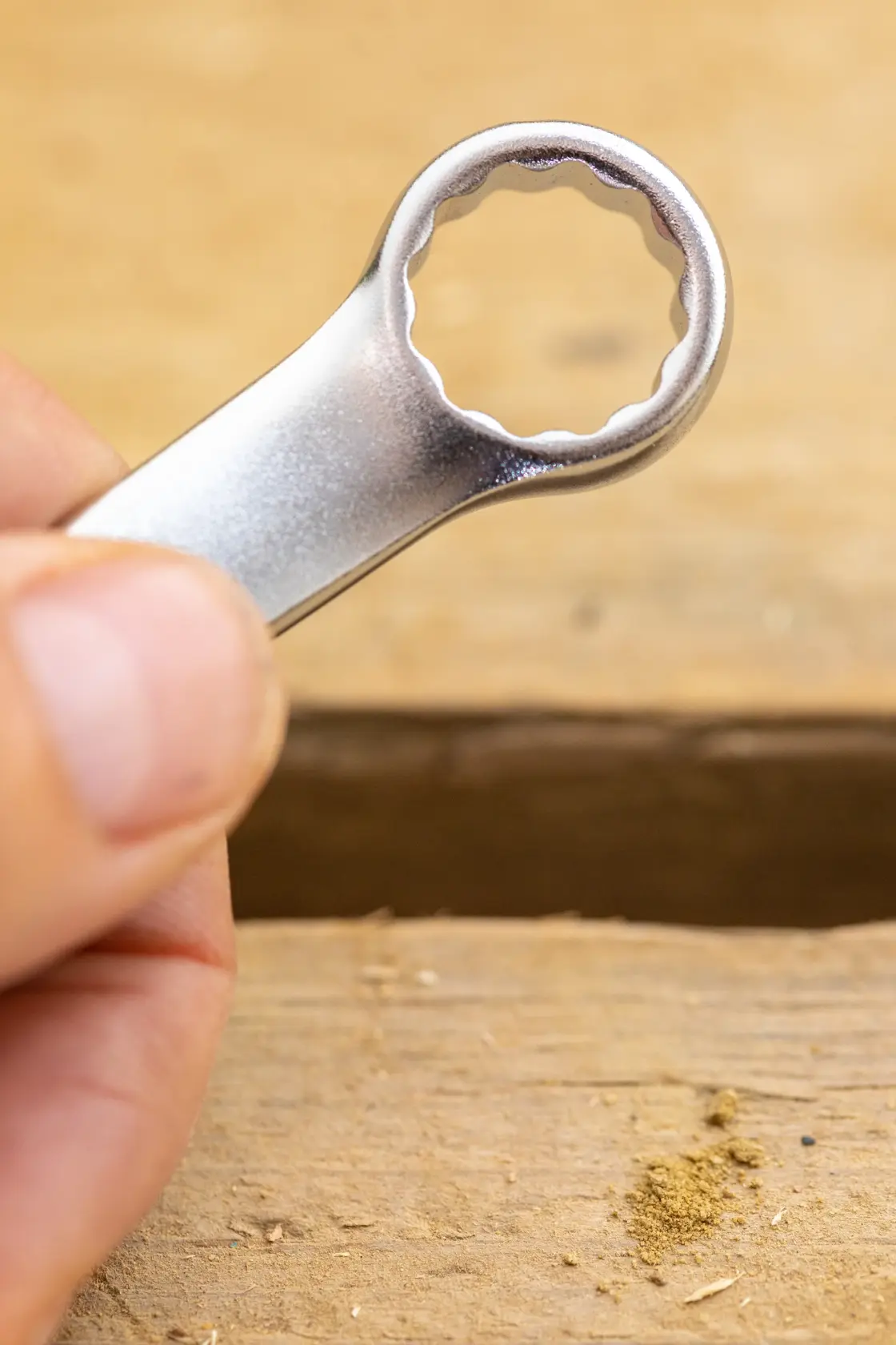 STANLEY FMMT13036-0 Nahaufnahme einer silbernen Ringschlüssel auf Holzoberfläche gehalten.
