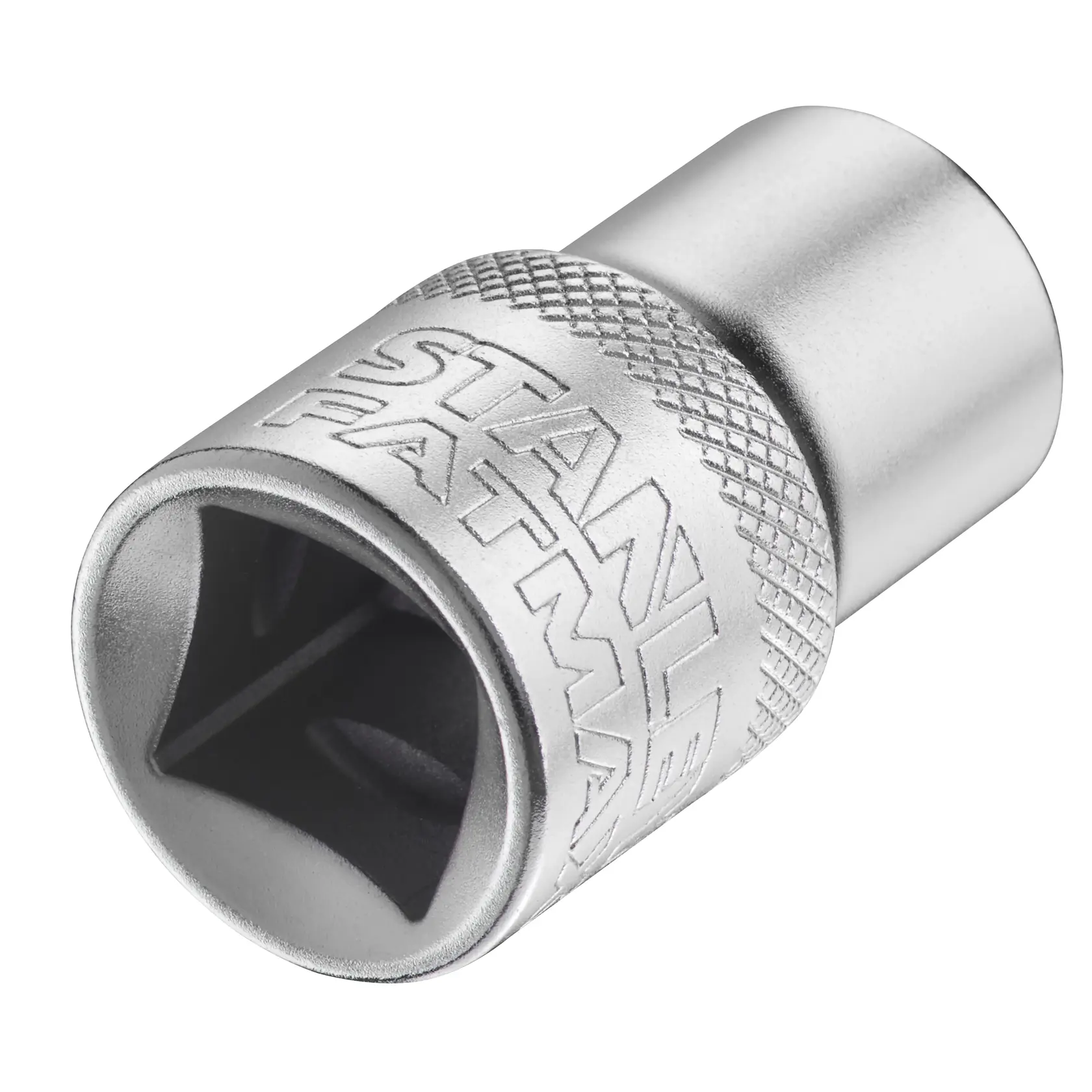 STANLEY FMMT17231-0 Chrom-Stecknuss, schräge Nahaufnahme, graviertes Logo, gerändelte Fläche, Fotografie auf Weiß.
