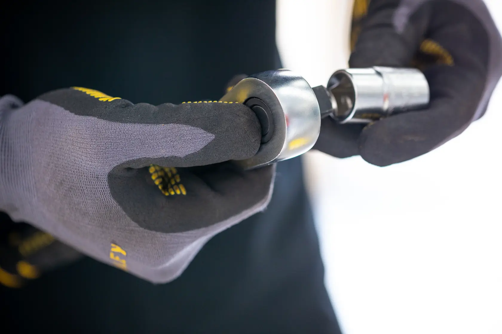 STANLEY FMMT17246-0 Steckschlüssel in behandschuhter Hand, Nahaufnahme Fotografie Werkzeug.