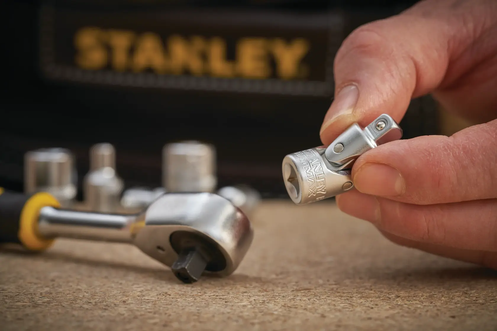STANLEY FMMT18008-0 Steckschlüssel-Zubehör Fotografie mit Nahaufnahme und Hand hält Werkzeug.