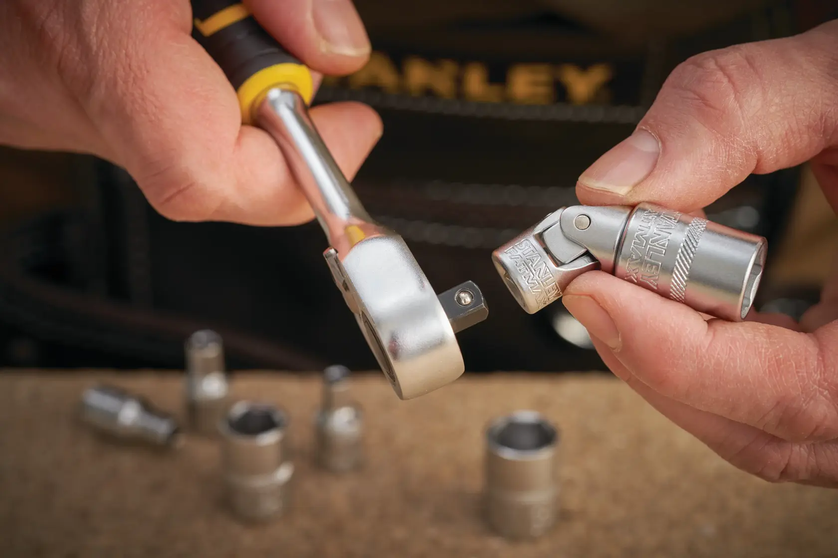 STANLEY FMMT18008-0 Steckschlüssel und Gelenk detail, Fotografie einer Hand mit Werkzeug.