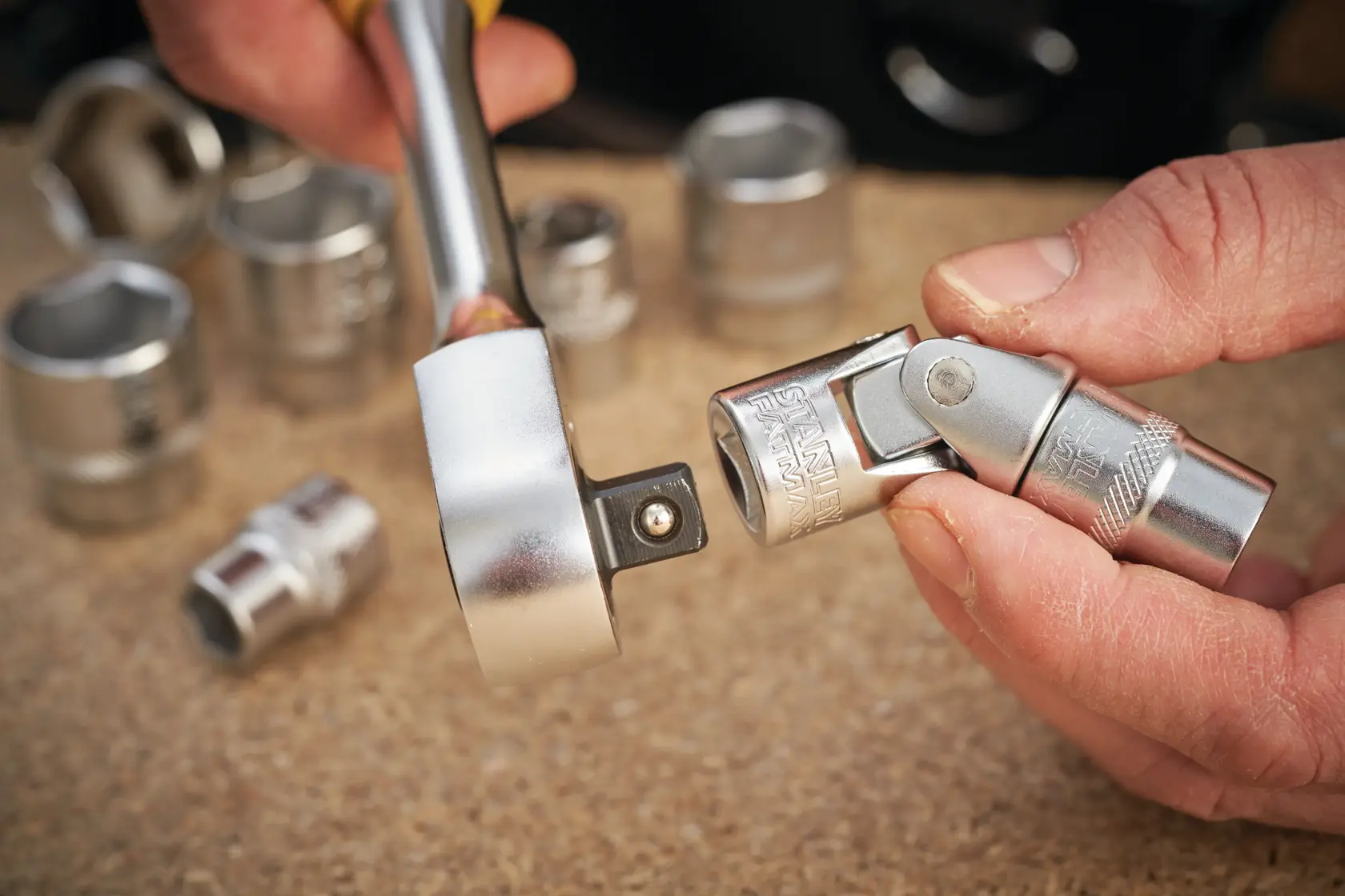 STANLEY FMMT18011-0 Sockel und Gelenk-Fotografie, Nahaufnahme, Chrom-Finish, Hand hält Werkzeug.