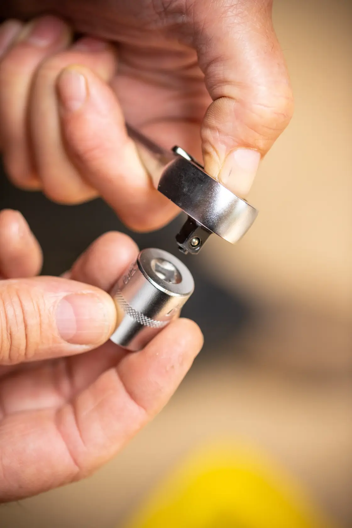 STANLEY FMMT82676-0 Steckschlüssel und Knarrenkopf in der Hand im Nahaufnahme, Verbindungsdetail sichtbar.